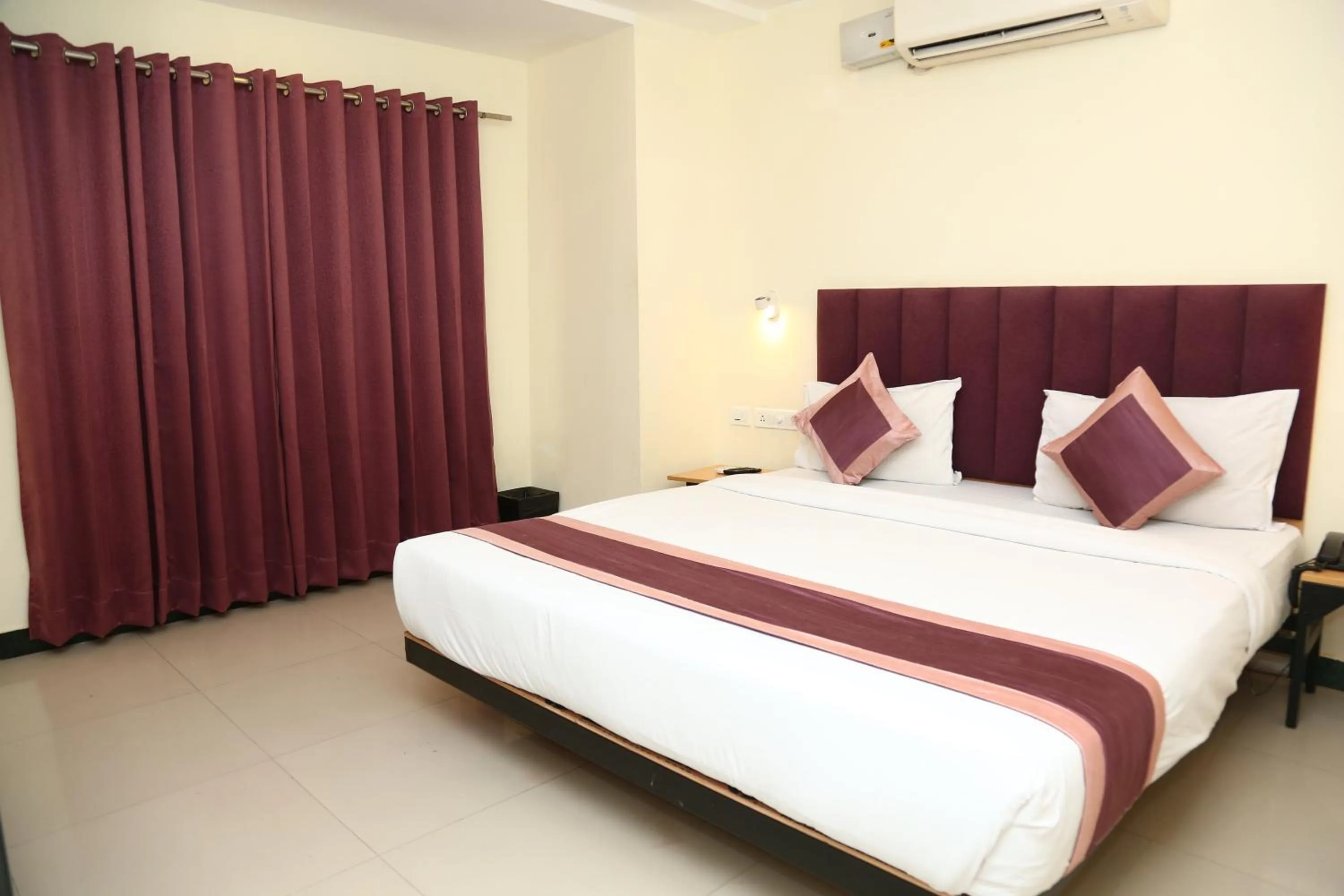 Bed in Hotel Konark Inn