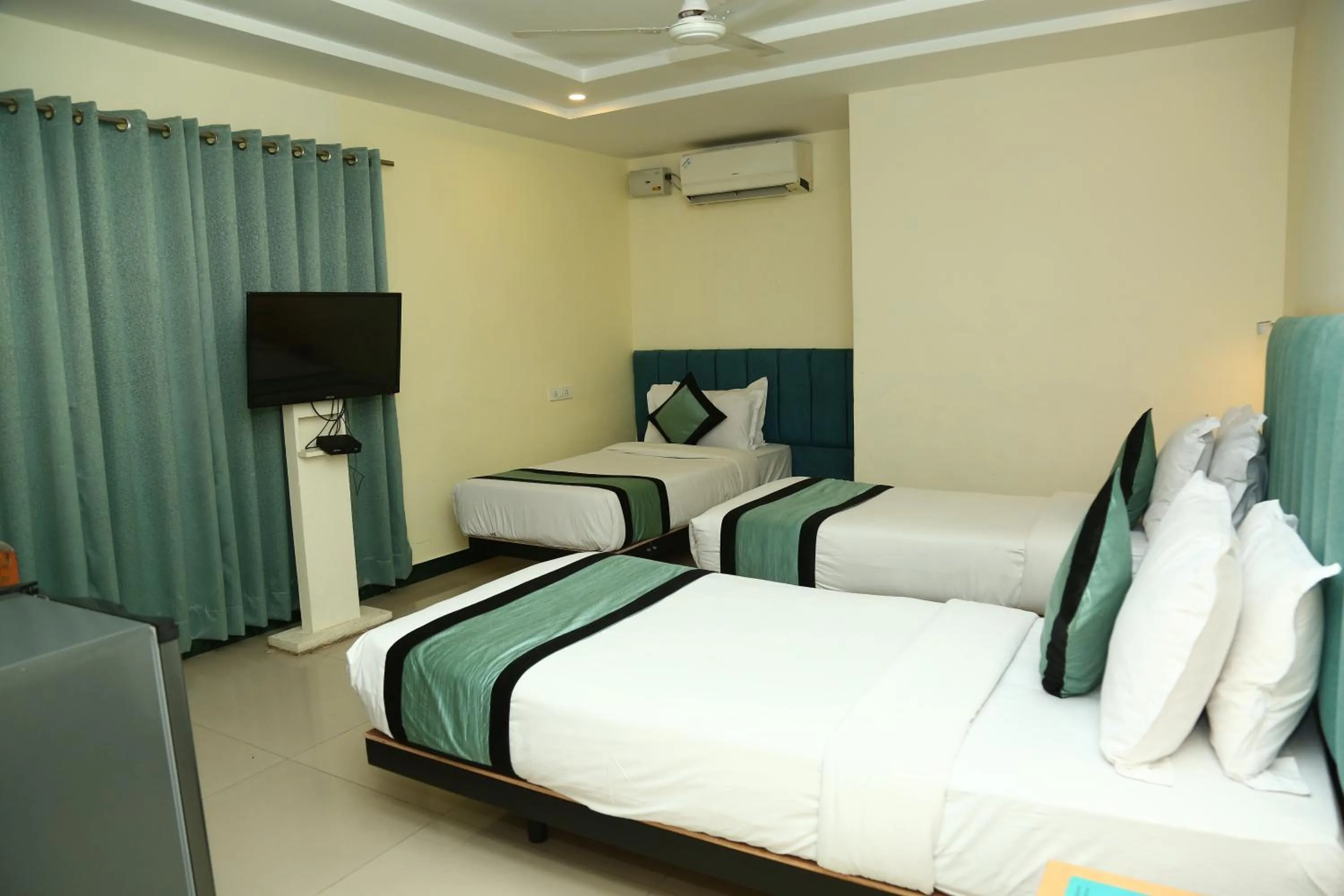 Communal lounge/ TV room, Bed in Hotel Konark Inn