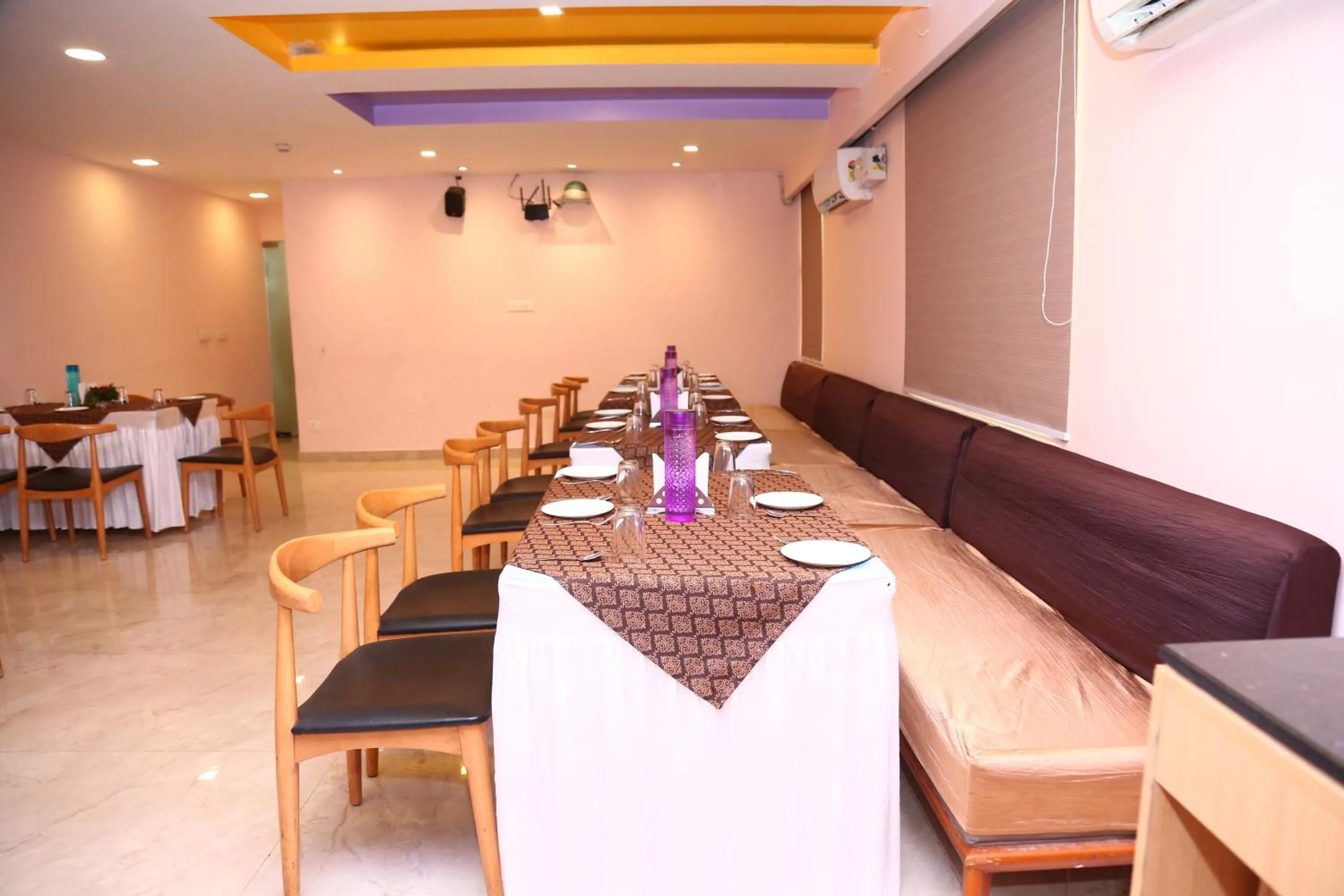 Restaurant/places to eat in Hotel Konark Inn