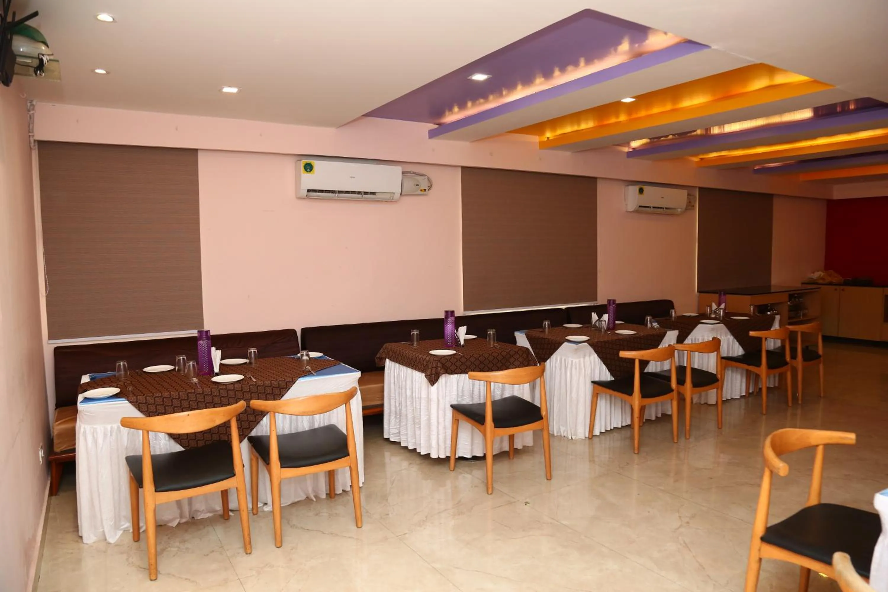Restaurant/places to eat in Hotel Konark Inn