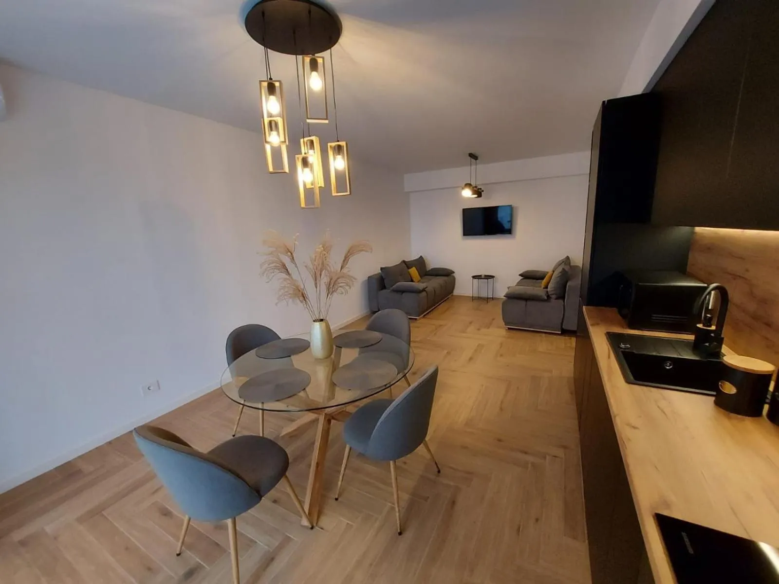 Communal lounge/ TV room in Panoramic Apartments Oradea