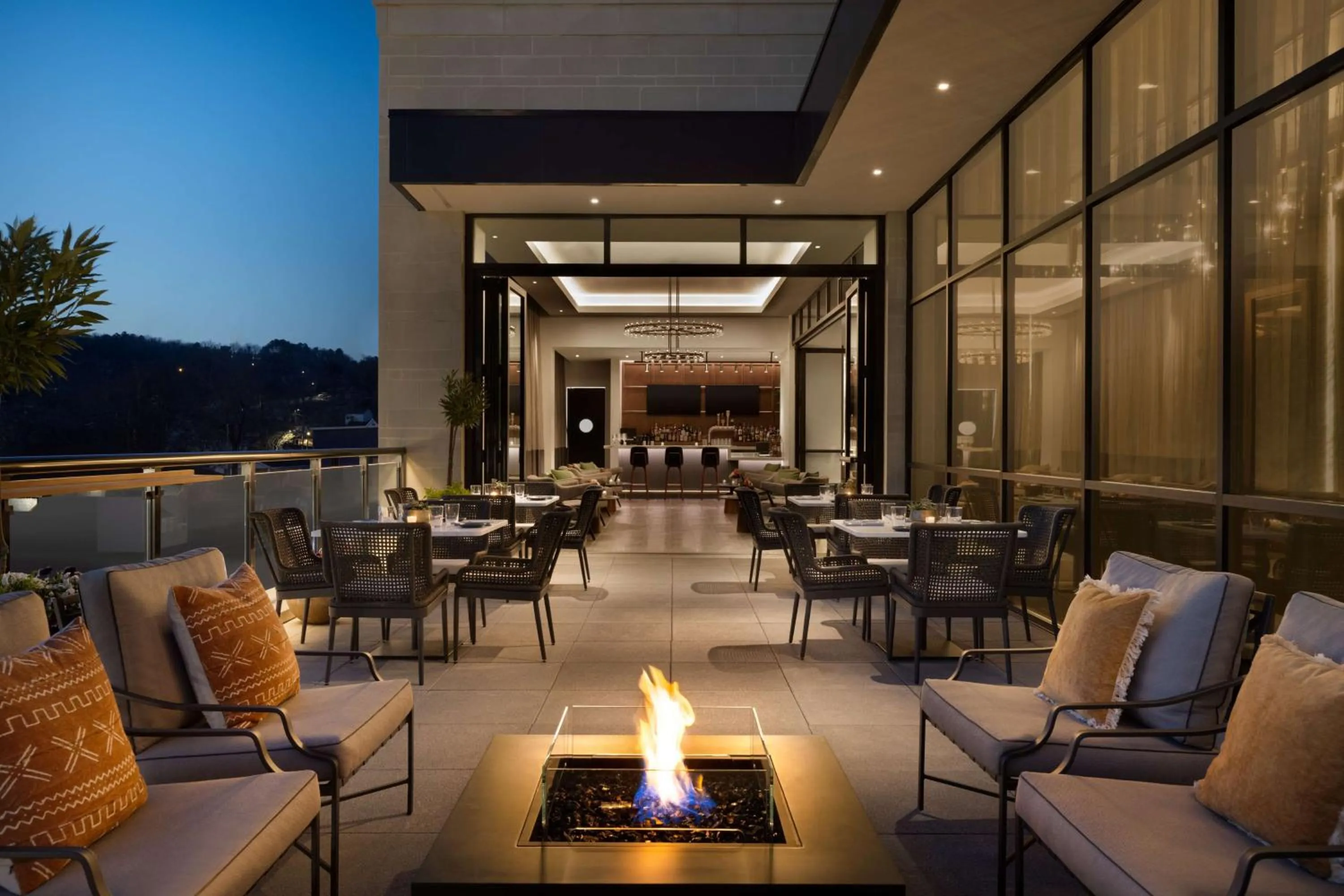 Lounge or bar in Valley Hotel Homewood Birmingham - Curio Collection By Hilton