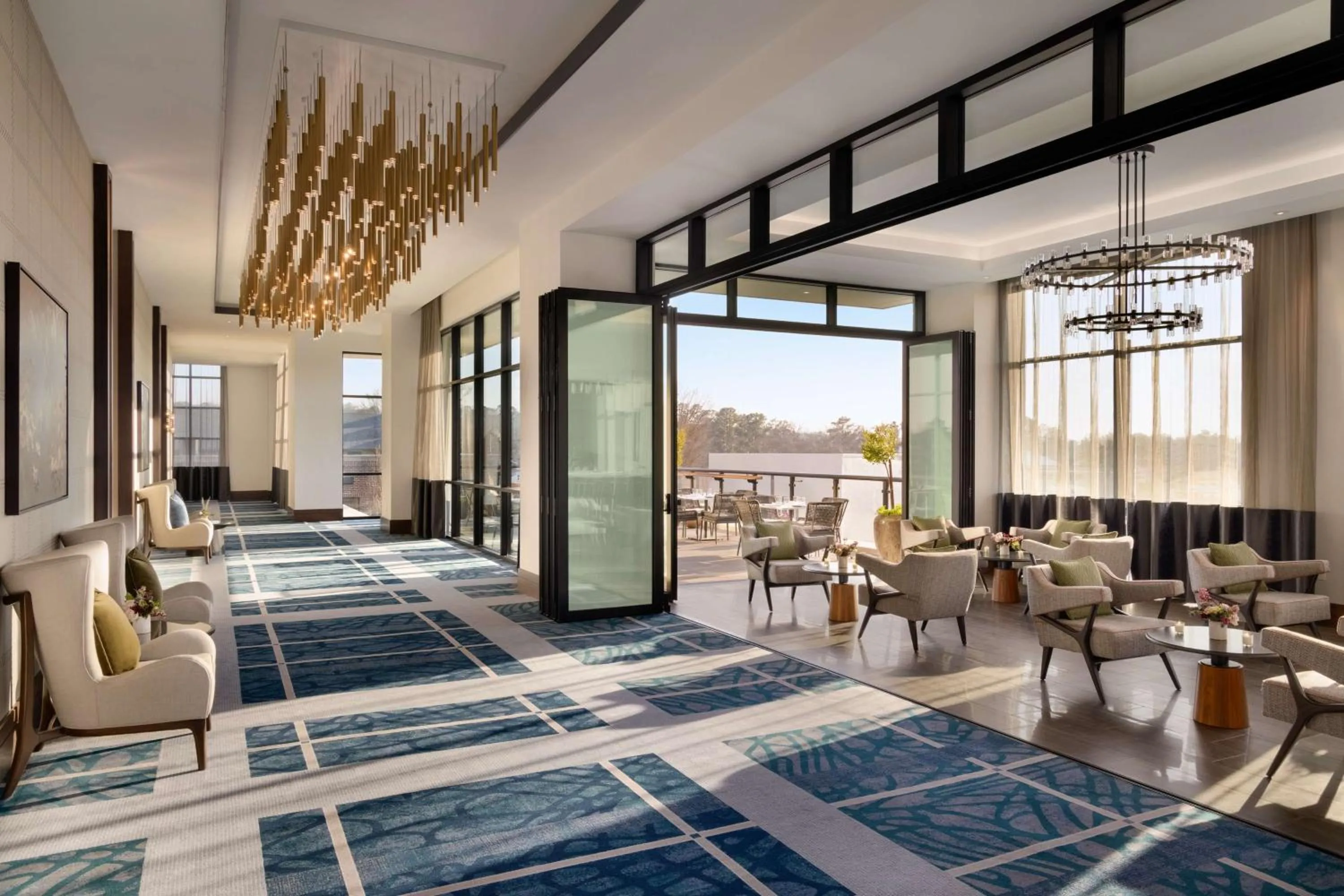 Lounge or bar in Valley Hotel Homewood Birmingham - Curio Collection By Hilton