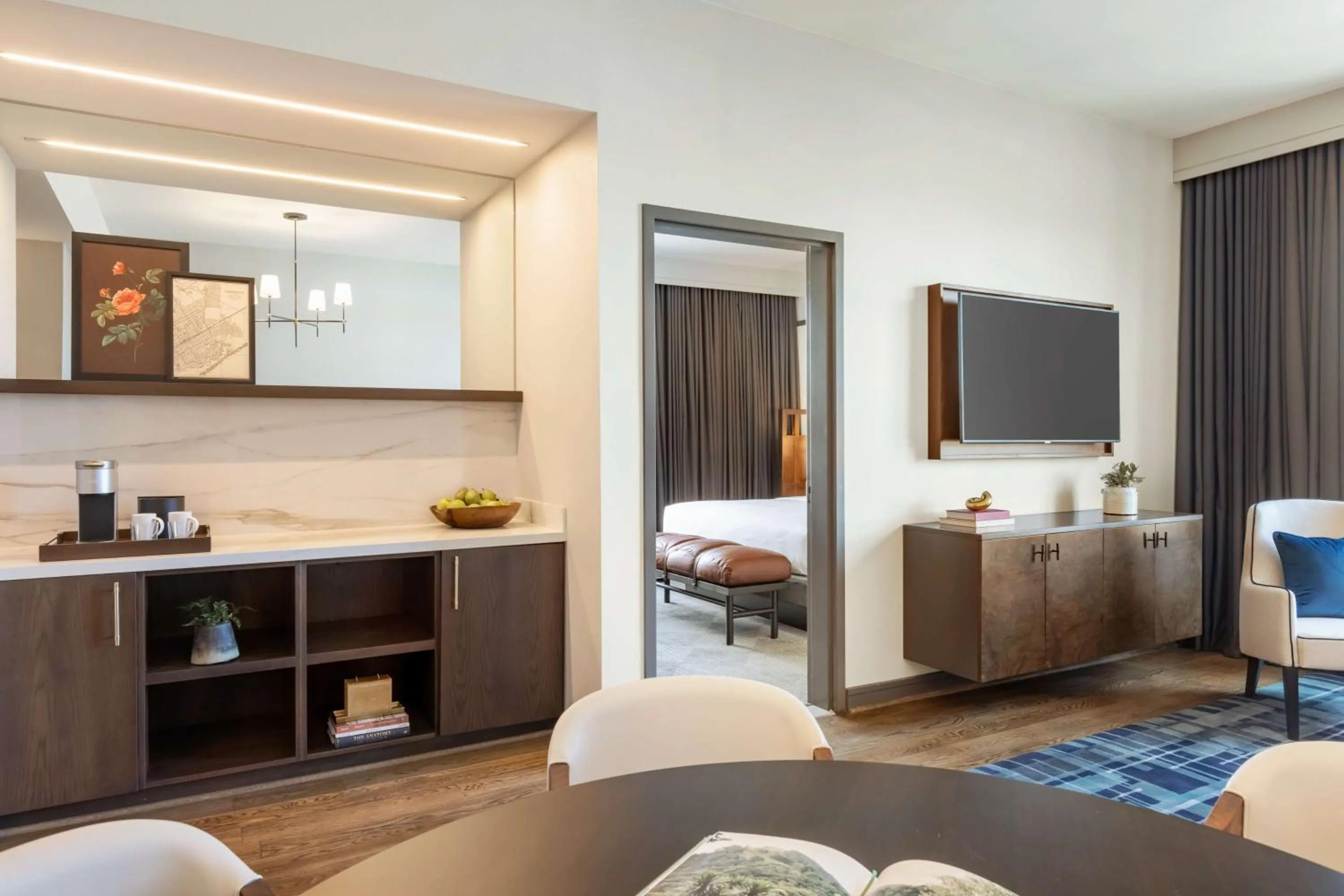 Living room, Bed in Valley Hotel Homewood Birmingham - Curio Collection By Hilton