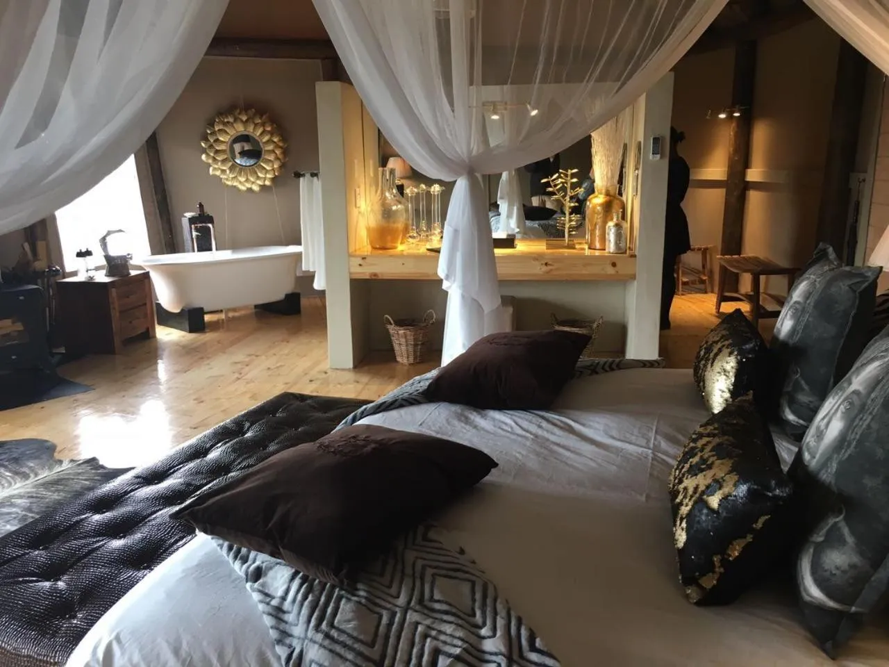 Photo of the whole room, Bed in Bush Lodge – Amakhala Game Reserve