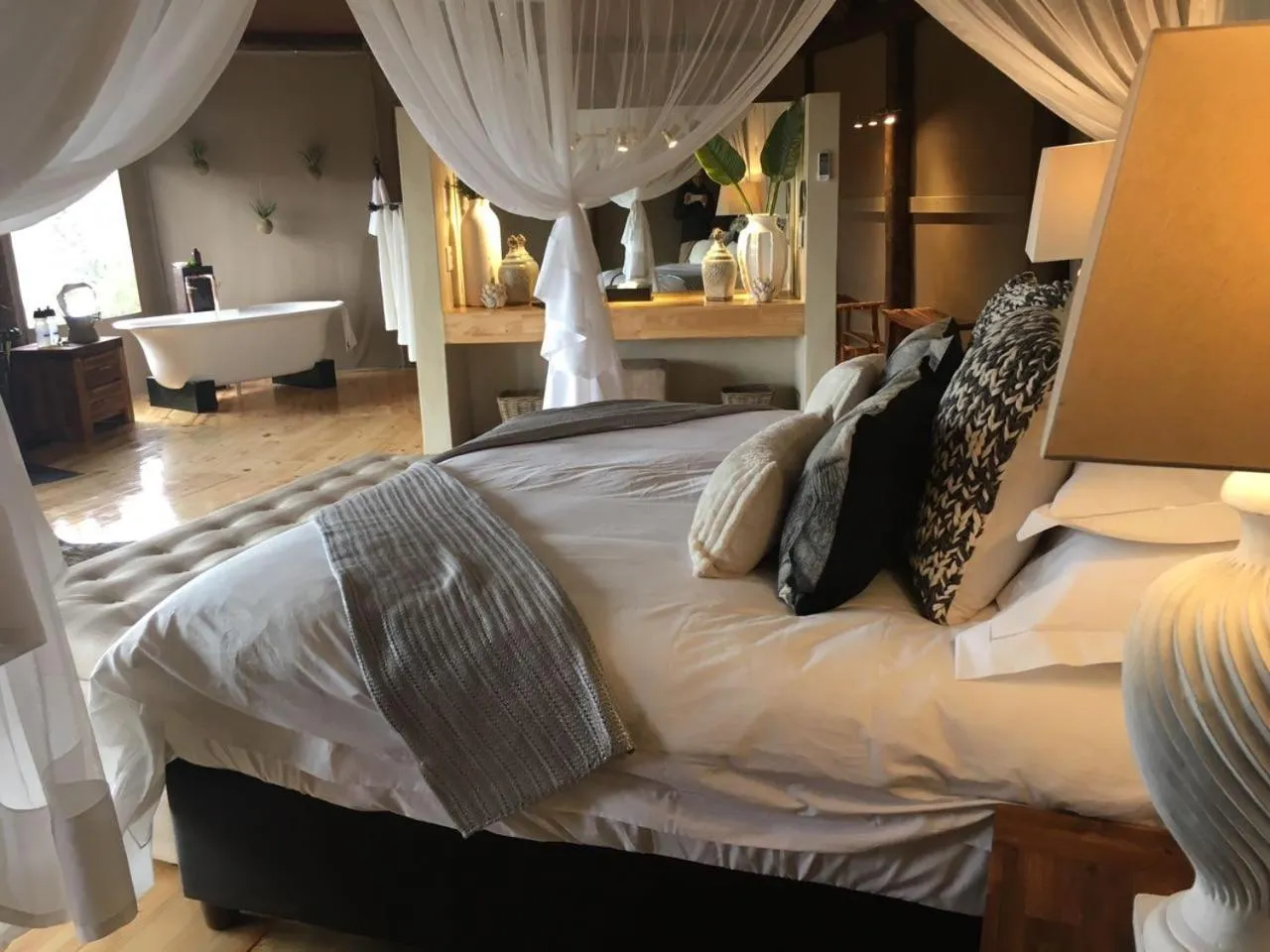 Photo of the whole room, Bed in Bush Lodge – Amakhala Game Reserve