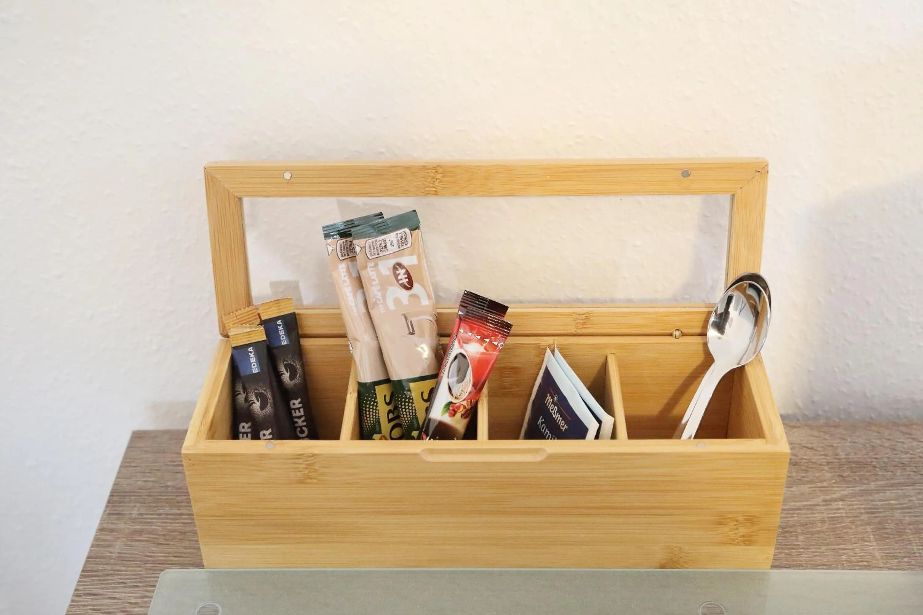 Coffee/tea facilities in Gästehaus zum Surgrund