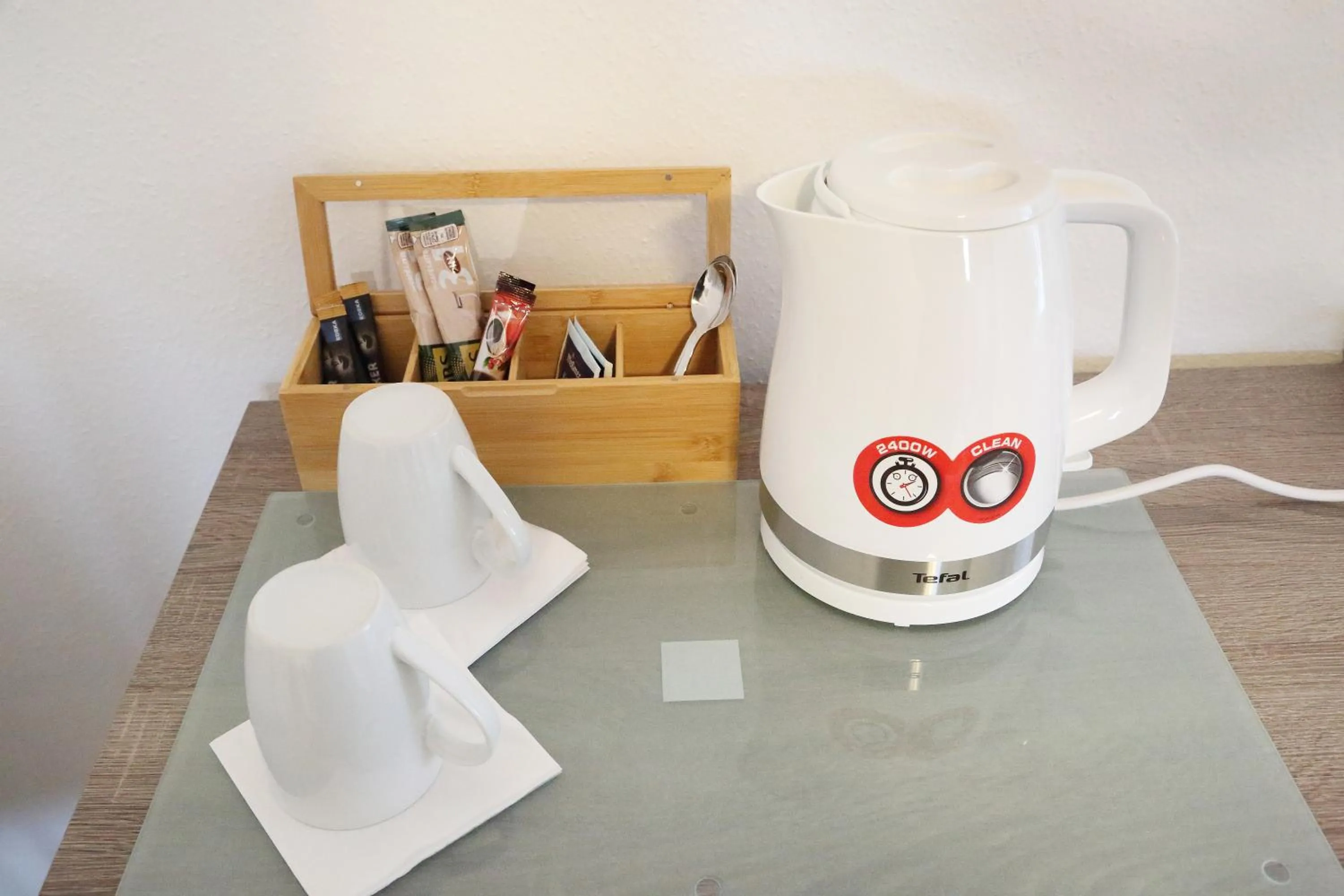 Coffee/tea facilities in Gästehaus zum Surgrund