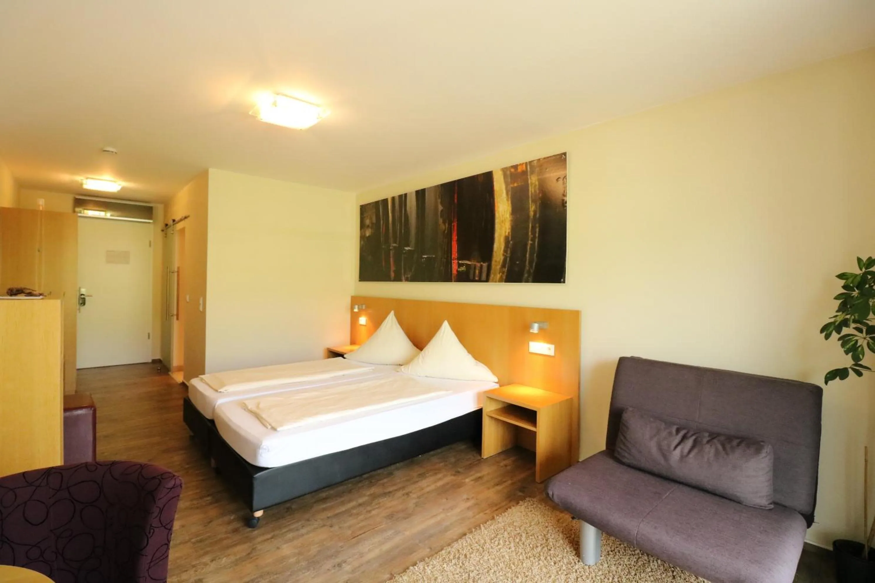 Photo of the whole room, Bed in Christiana's Wein & Art Hotel