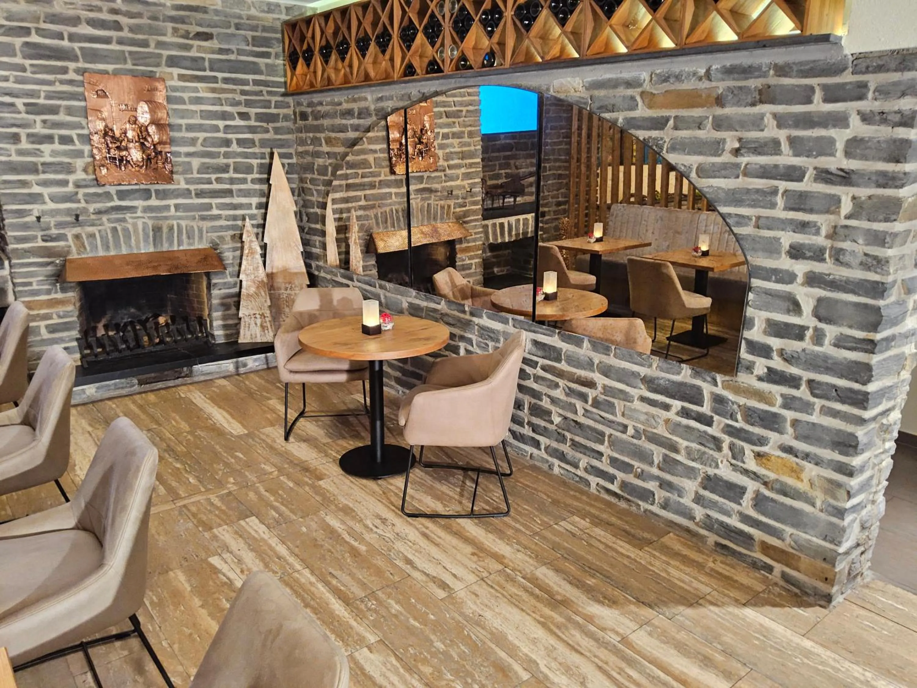 Lounge or bar in Christiana's Wein & Art Hotel