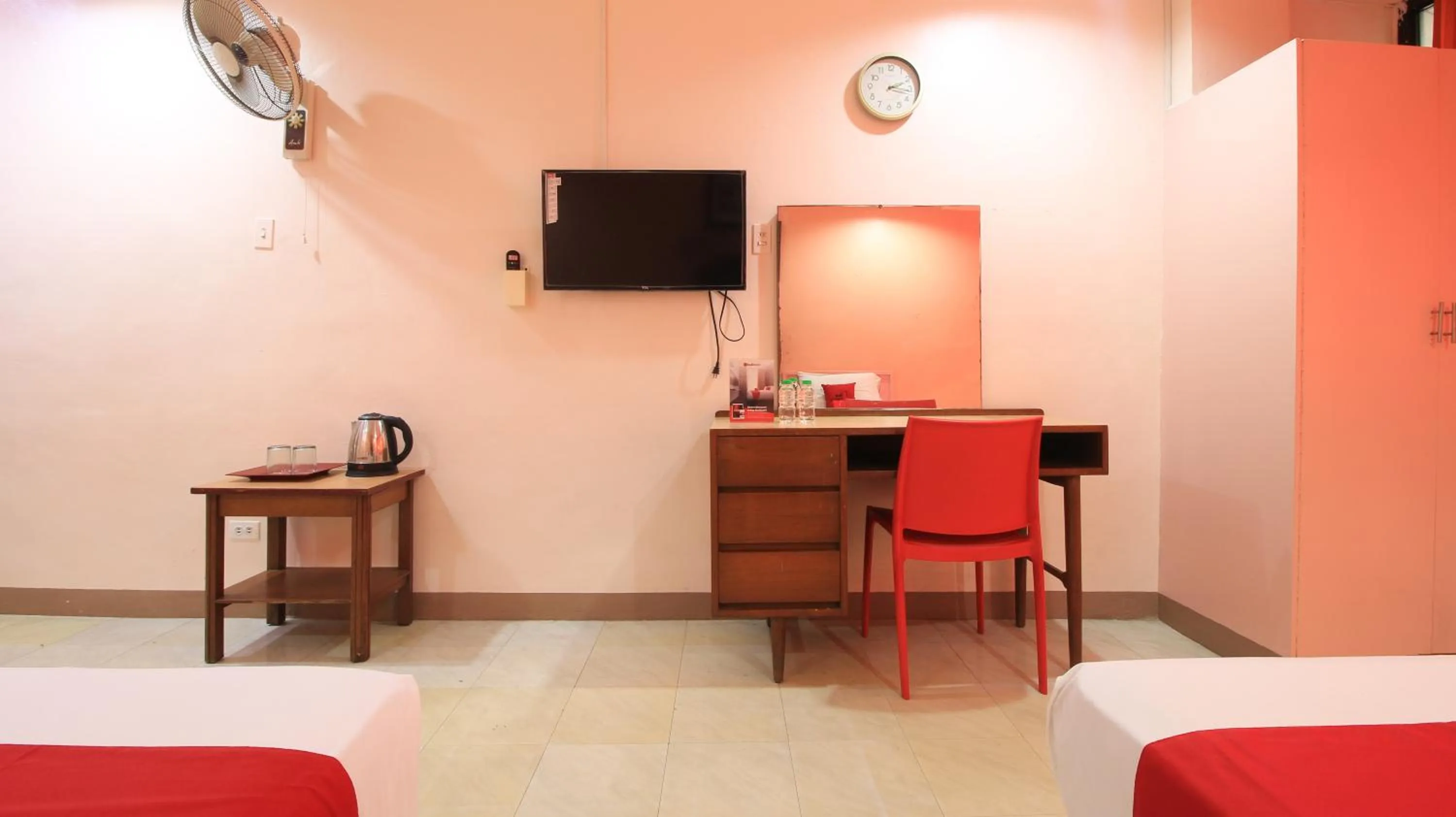 Kitchen or kitchenette, Bed in RedDoorz Plus @ Chinatown Binondo