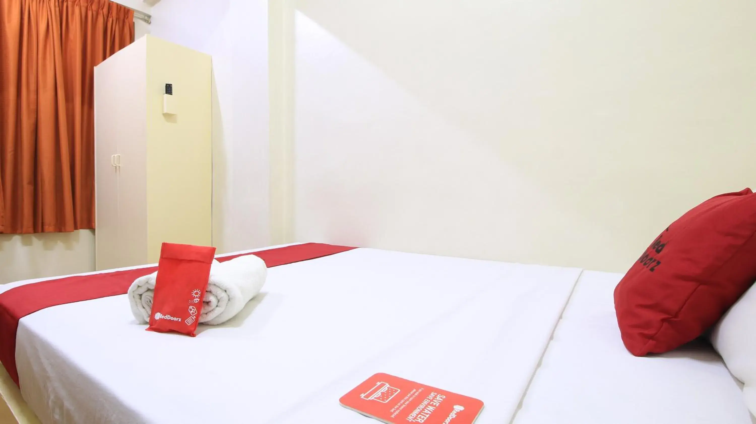 Bed in RedDoorz Plus @ Chinatown Binondo Bed in RedDoorz Plus @ Chinatown Binondo