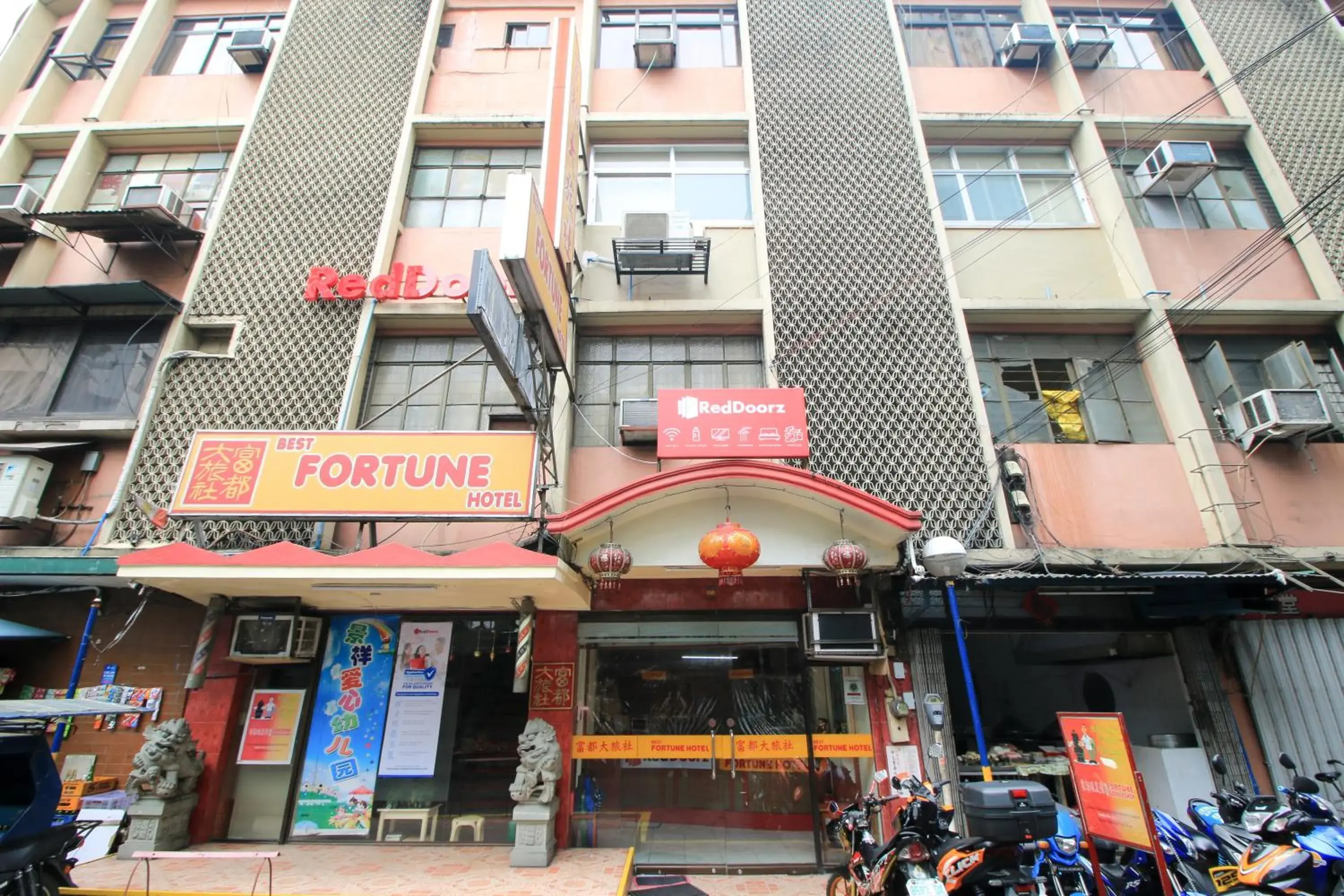 Property building in RedDoorz Plus @ Chinatown Binondo Property building in RedDoorz Plus @ Chinatown Binondo