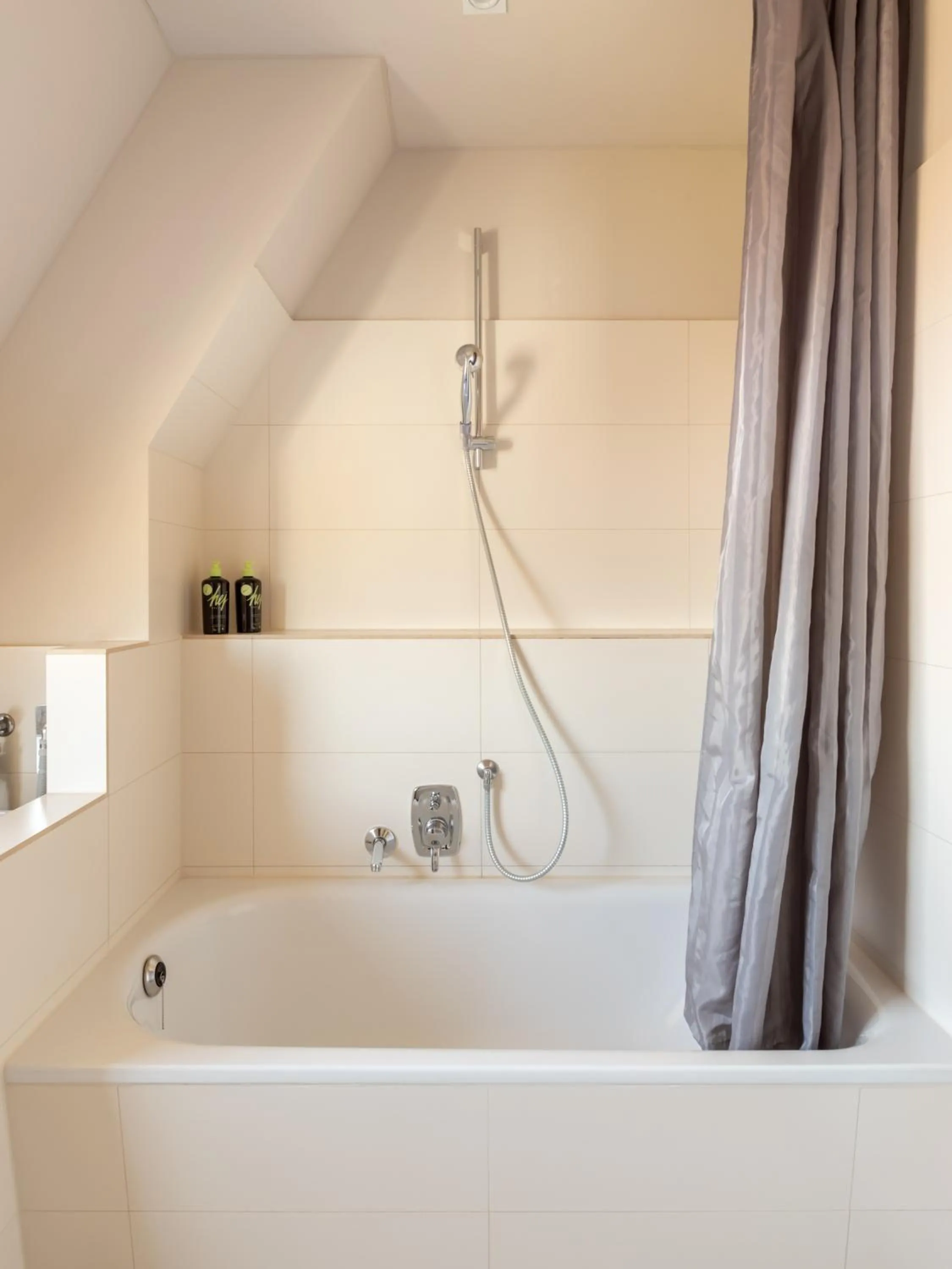 Bathroom in Limehome Berlin Chausseestraße