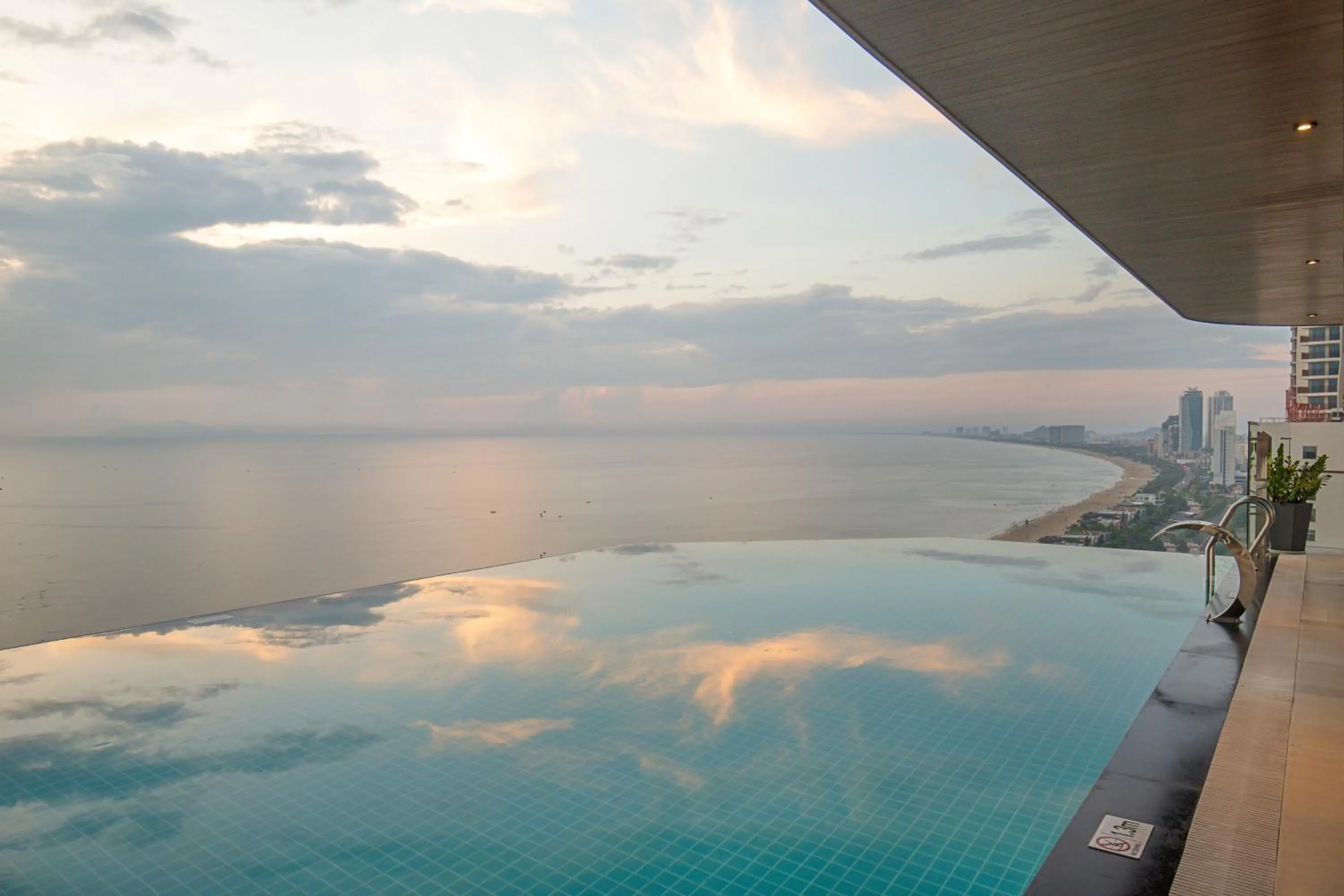 Swimming pool in Radisson Hotel Danang