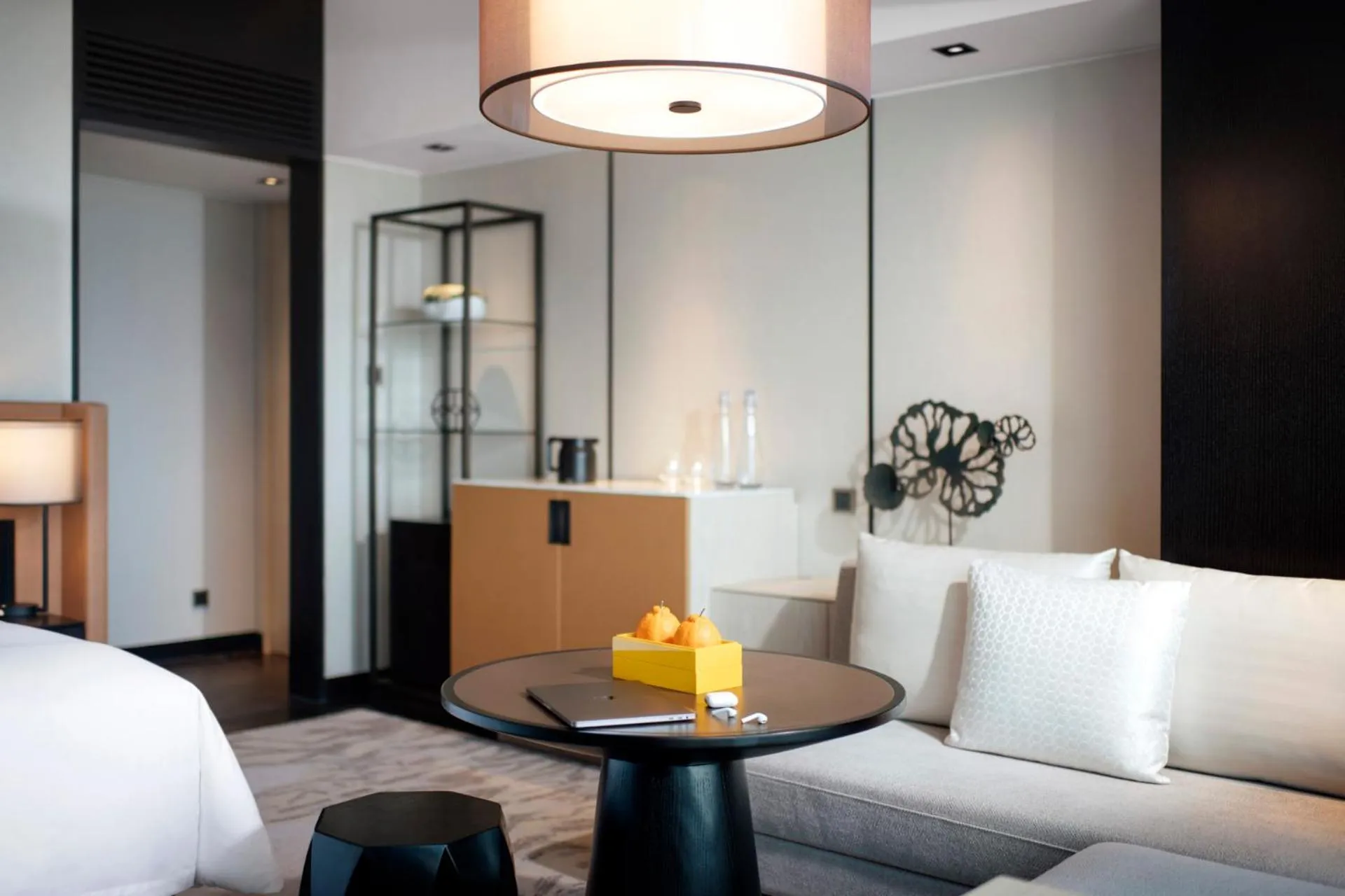 Photo of the whole room, Bed in New World Shenyang Hotel