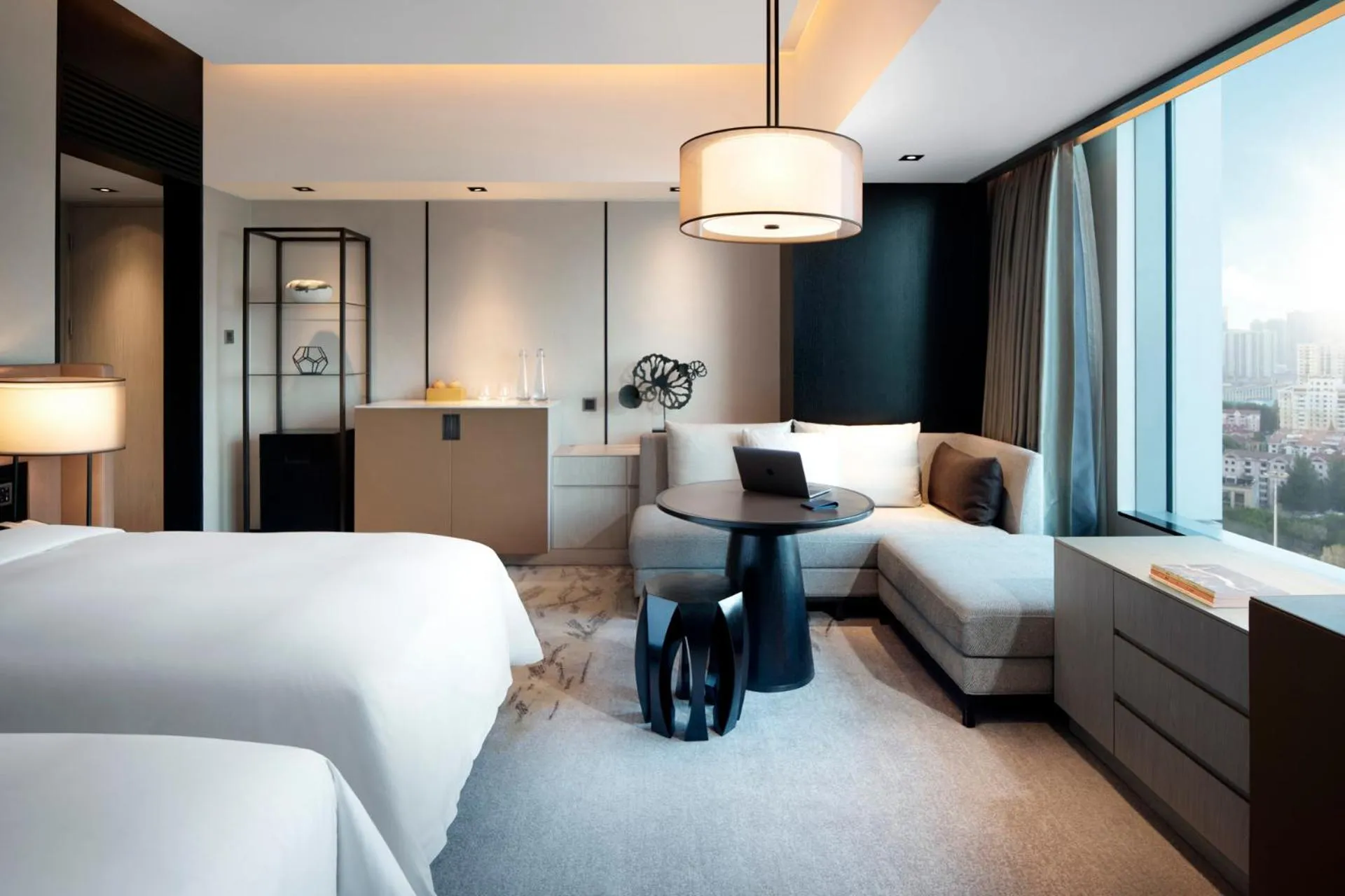 Photo of the whole room, Bed in New World Shenyang Hotel