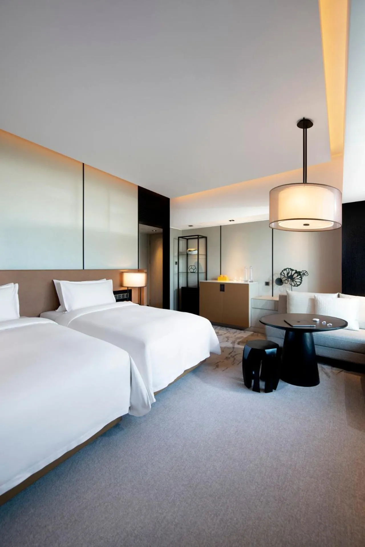 Photo of the whole room, Bed in New World Shenyang Hotel