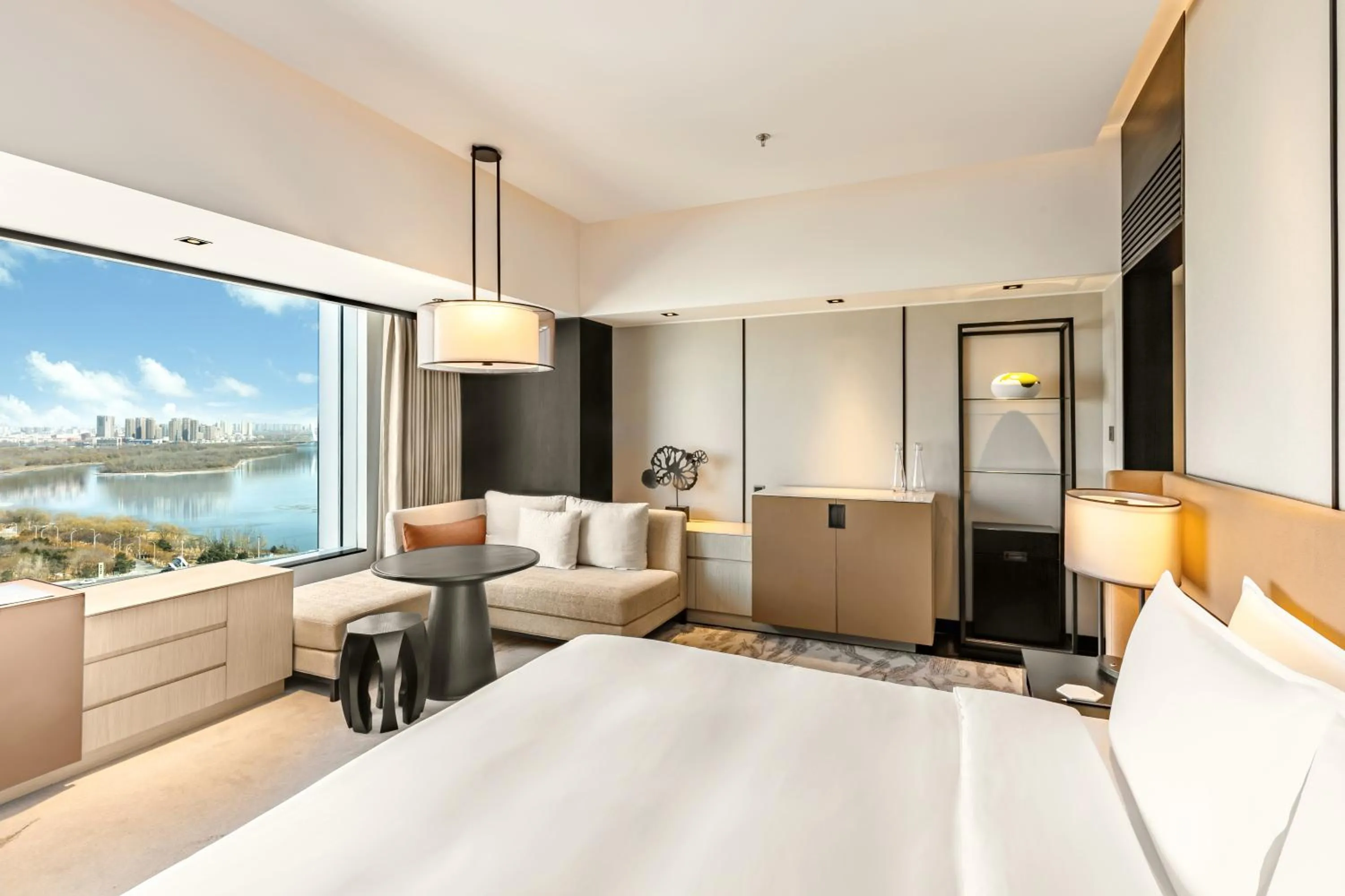 Photo of the whole room, Bed in New World Shenyang Hotel