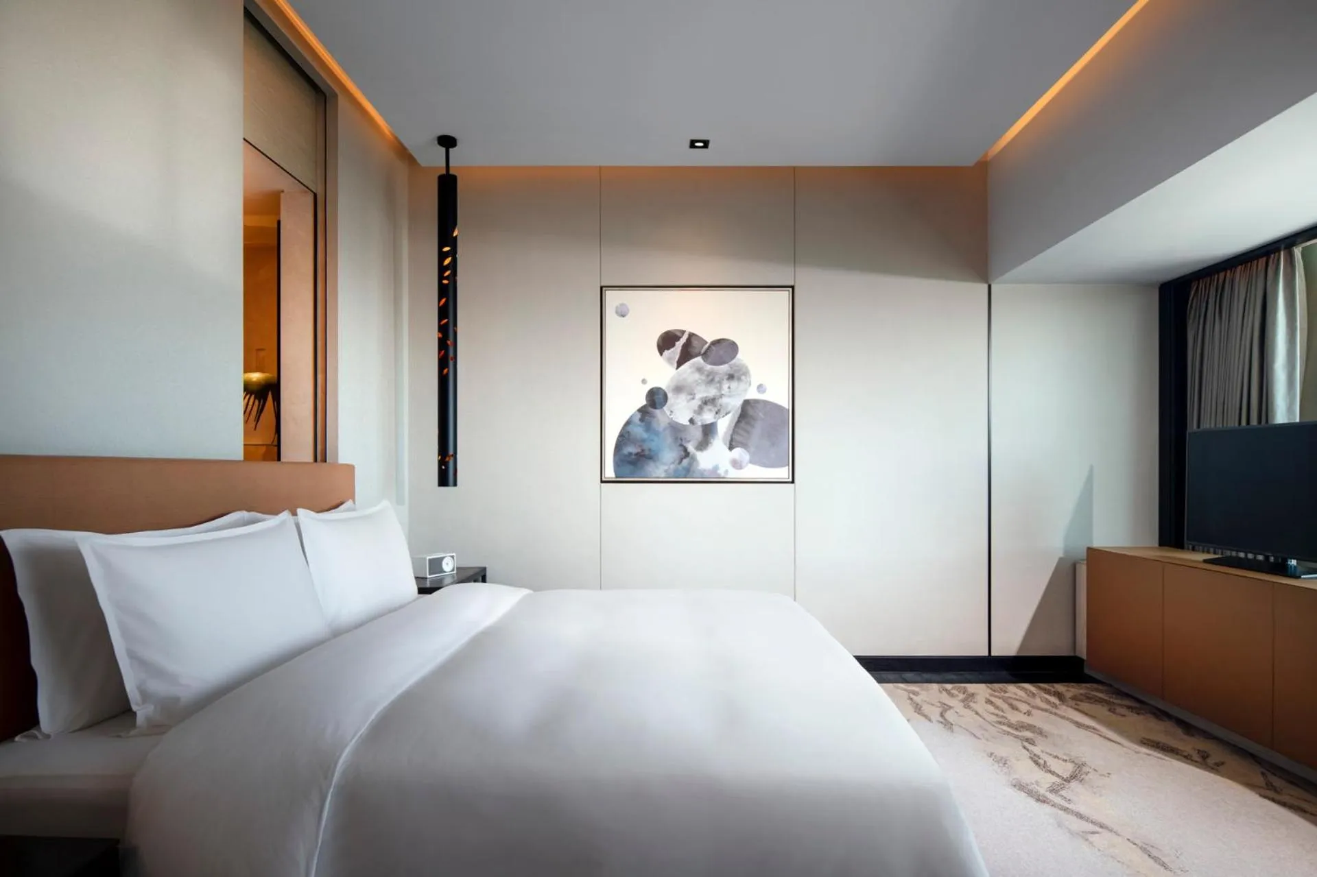 Photo of the whole room, Bed in New World Shenyang Hotel