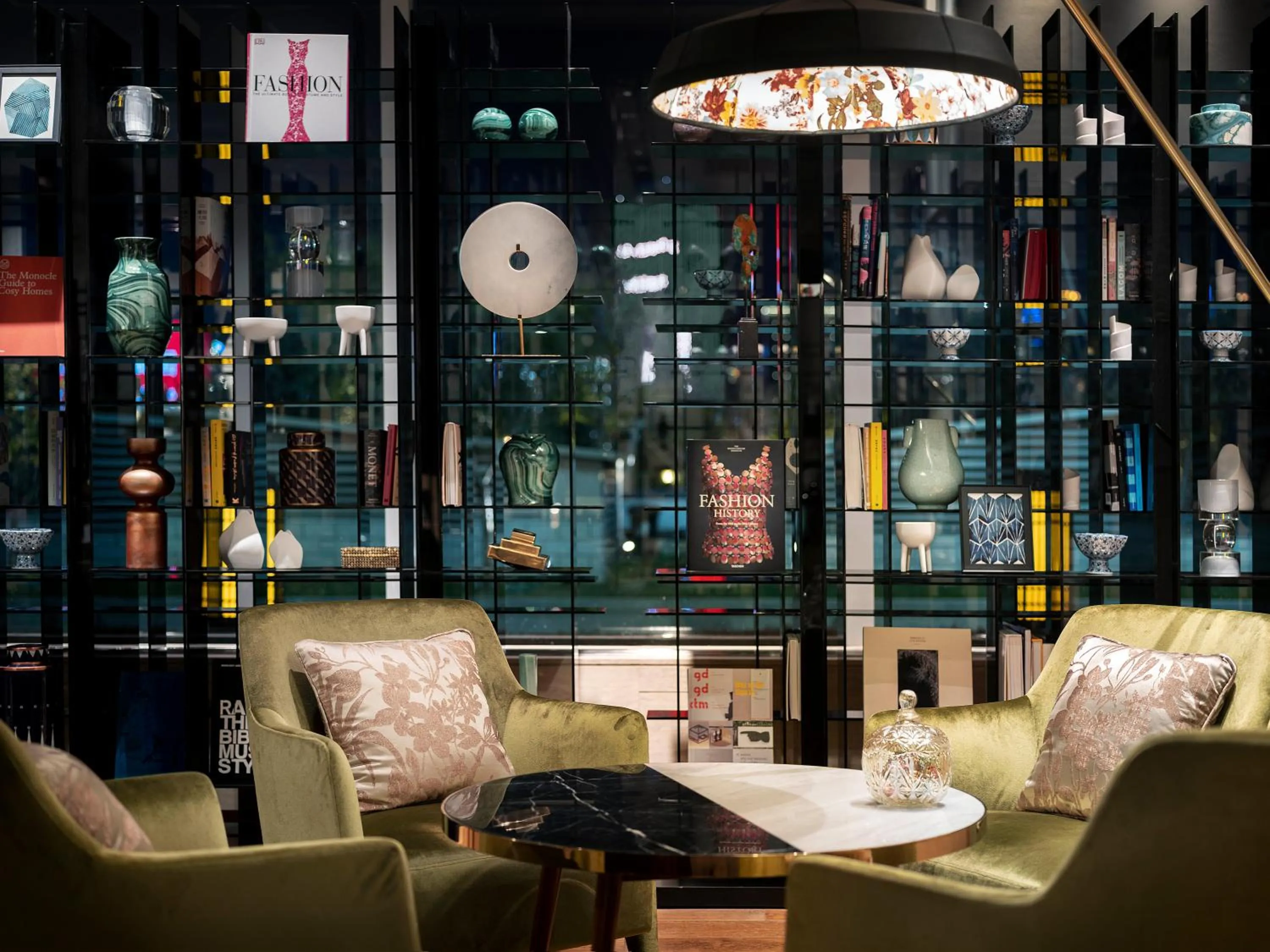 Lounge or bar in New World Shenyang Hotel