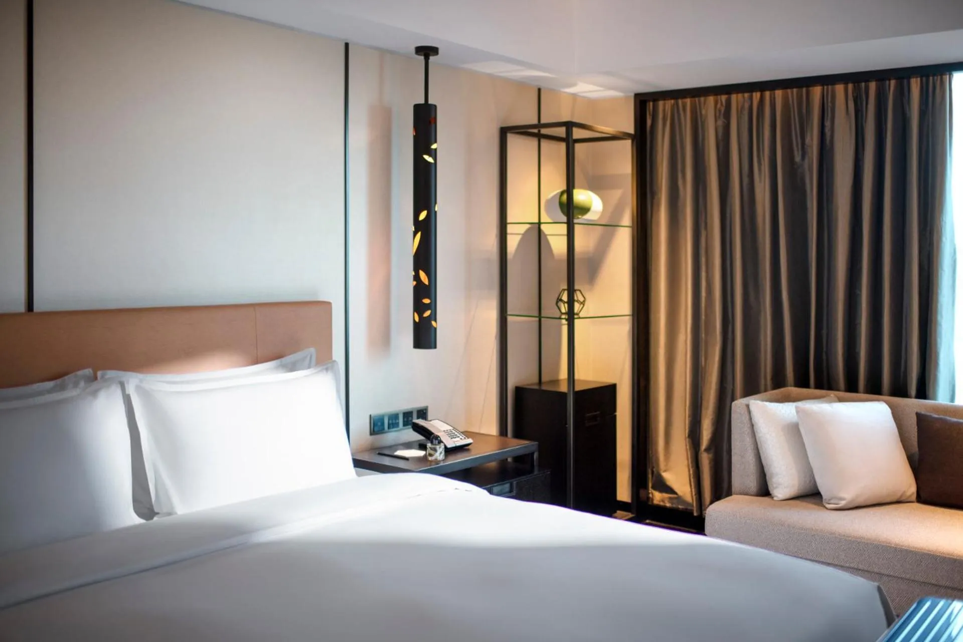 Photo of the whole room, Bed in New World Shenyang Hotel