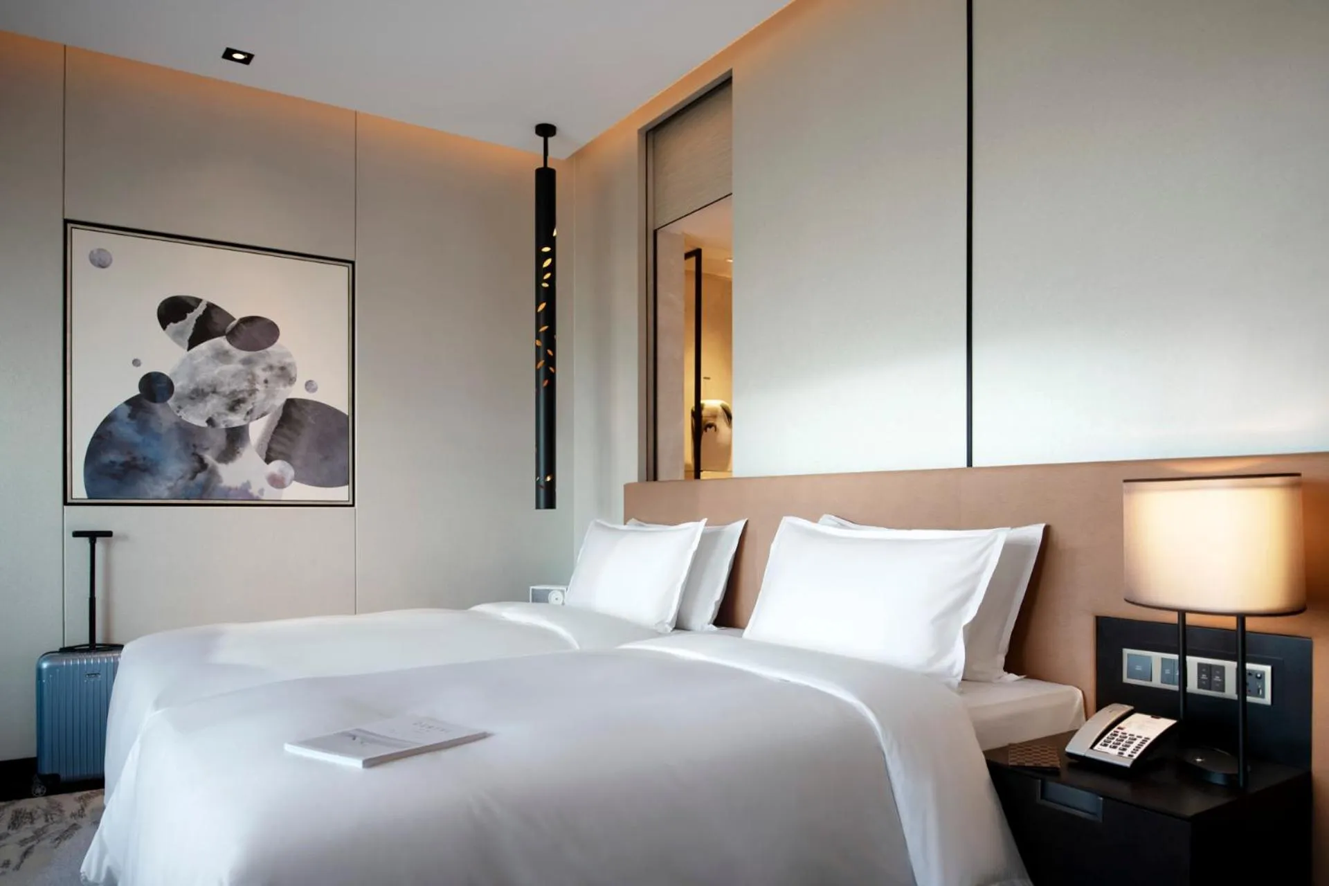 Photo of the whole room, Bed in New World Shenyang Hotel