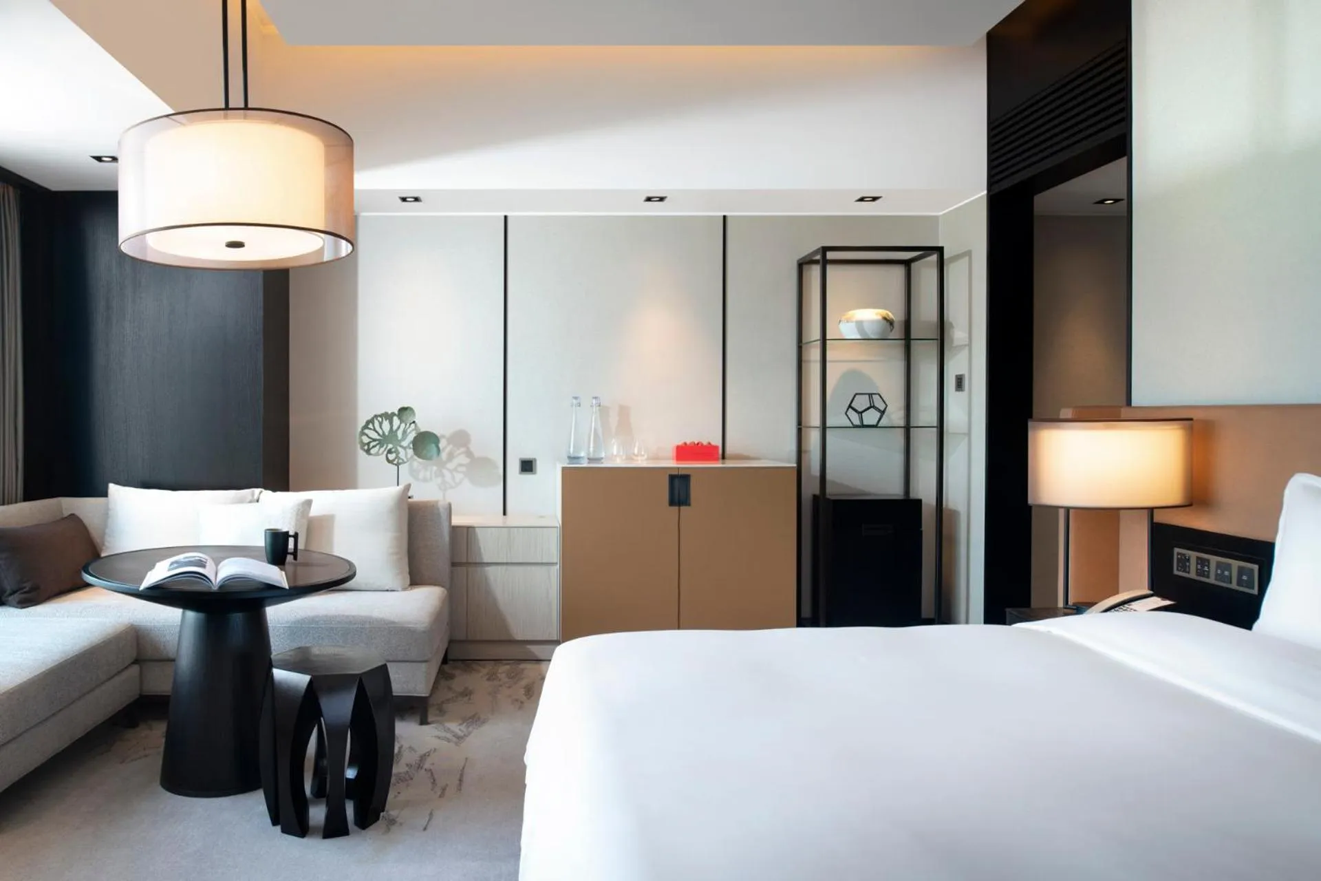 Photo of the whole room, Bed in New World Shenyang Hotel