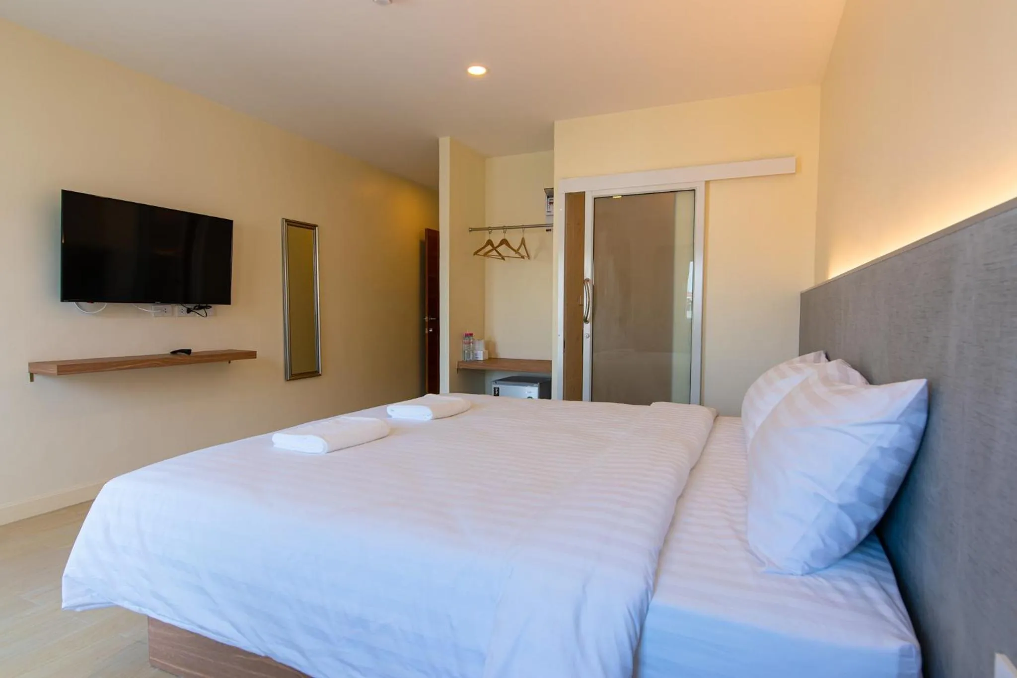 Photo of the whole room, Bed in Matini Premium @ Klong 1
