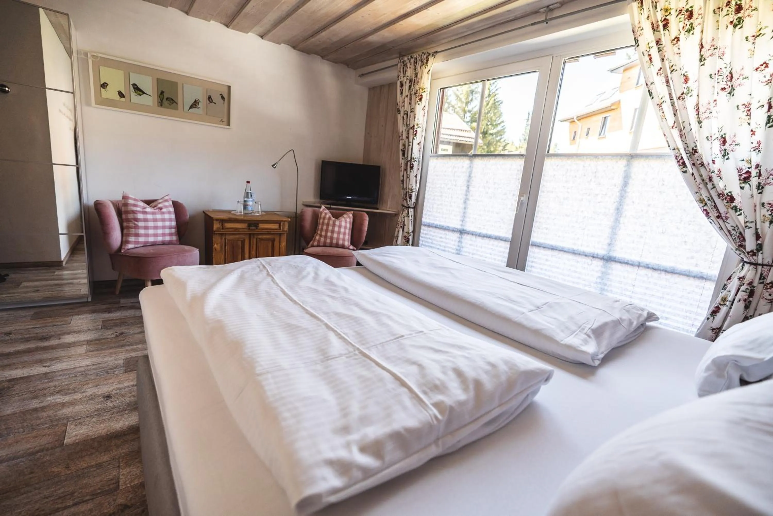 Photo of the whole room, Bed in Landhotel Villa Foresta