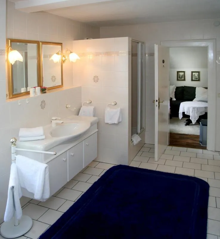 Bathroom, Bed in Landhotel Villa Foresta