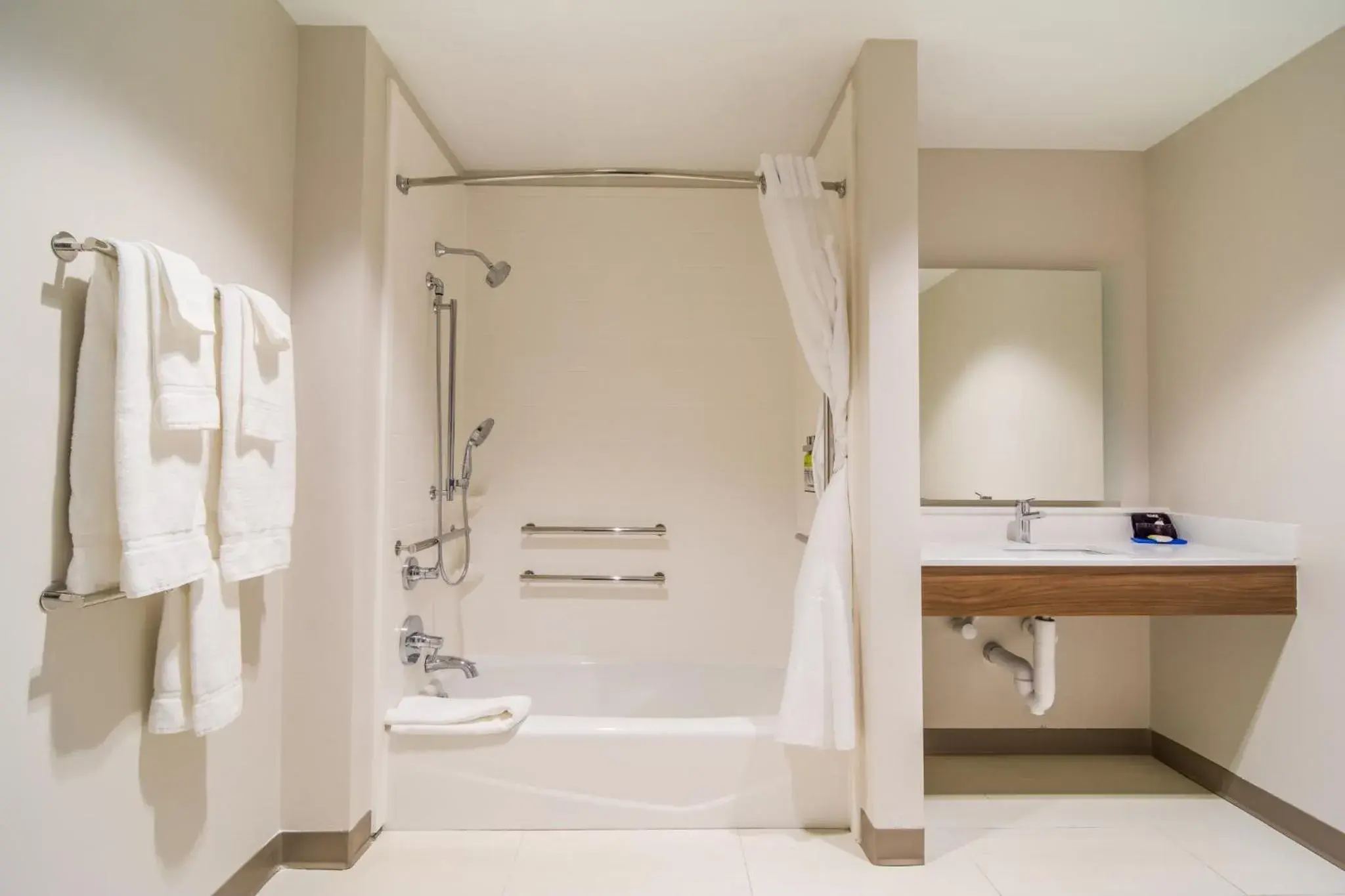 Queen Suite with Two Queen Beds - Mobility Accessible Tub/Non-Smoking in Holiday Inn Express & Suites - Asheboro by IHG Queen Suite with Two Queen Beds - Mobility Accessible Tub/Non-Smoking in Holiday Inn Express & Suites - Asheboro by IHG