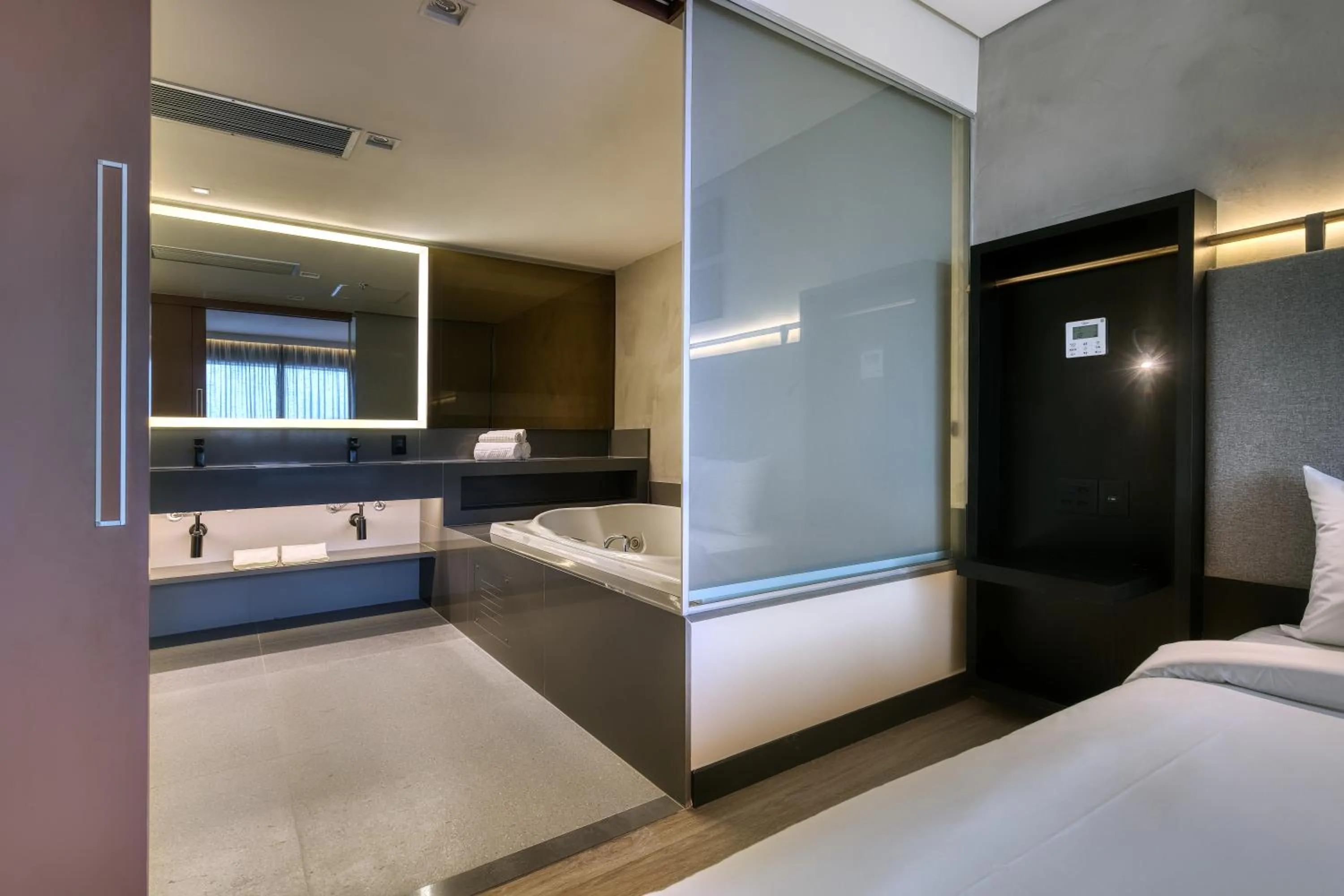 Bathroom, Bed in Novotel BH Savassi