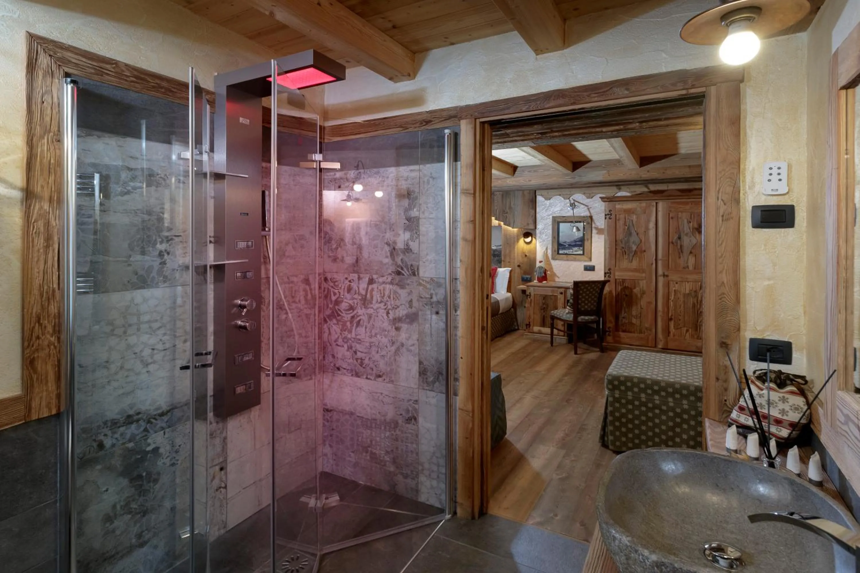 Shower in Francois Boutique Rooms - Matterhorn Retreat & SPA in Cervinia