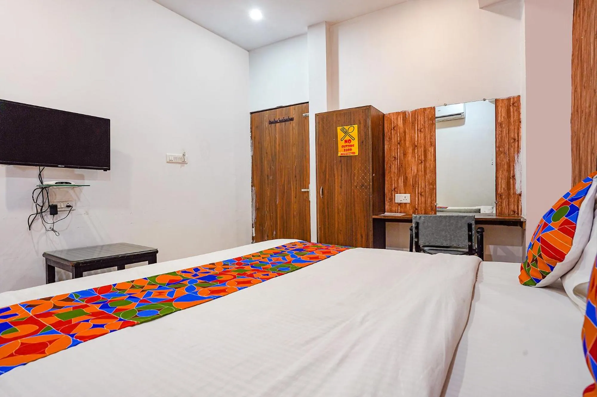 Communal lounge/ TV room, Bed in Via Gauri Shree
