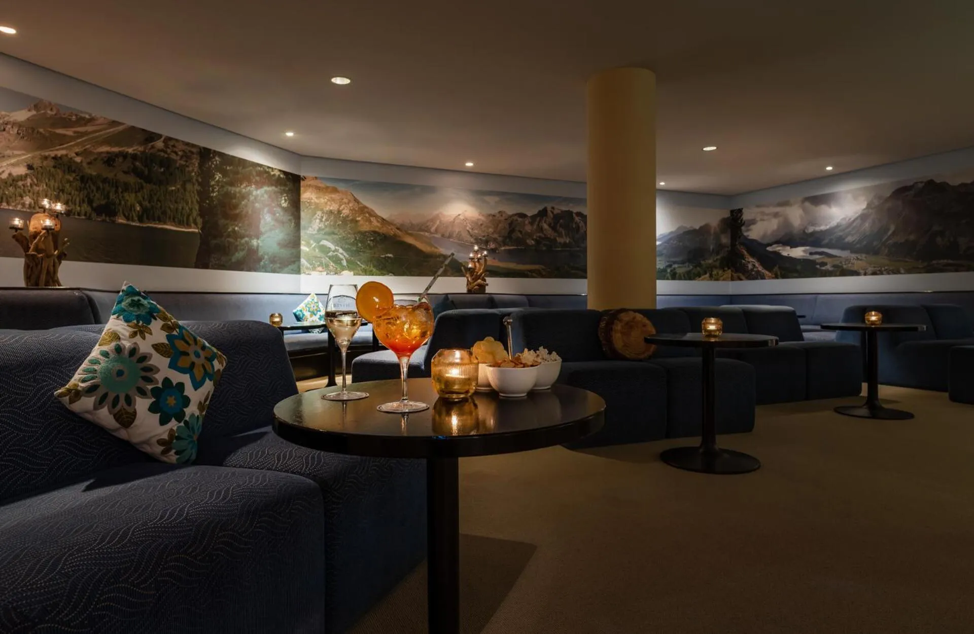 Lounge or bar in Hotel Schweizerhof Sils Maria, a Faern Collection Hotel