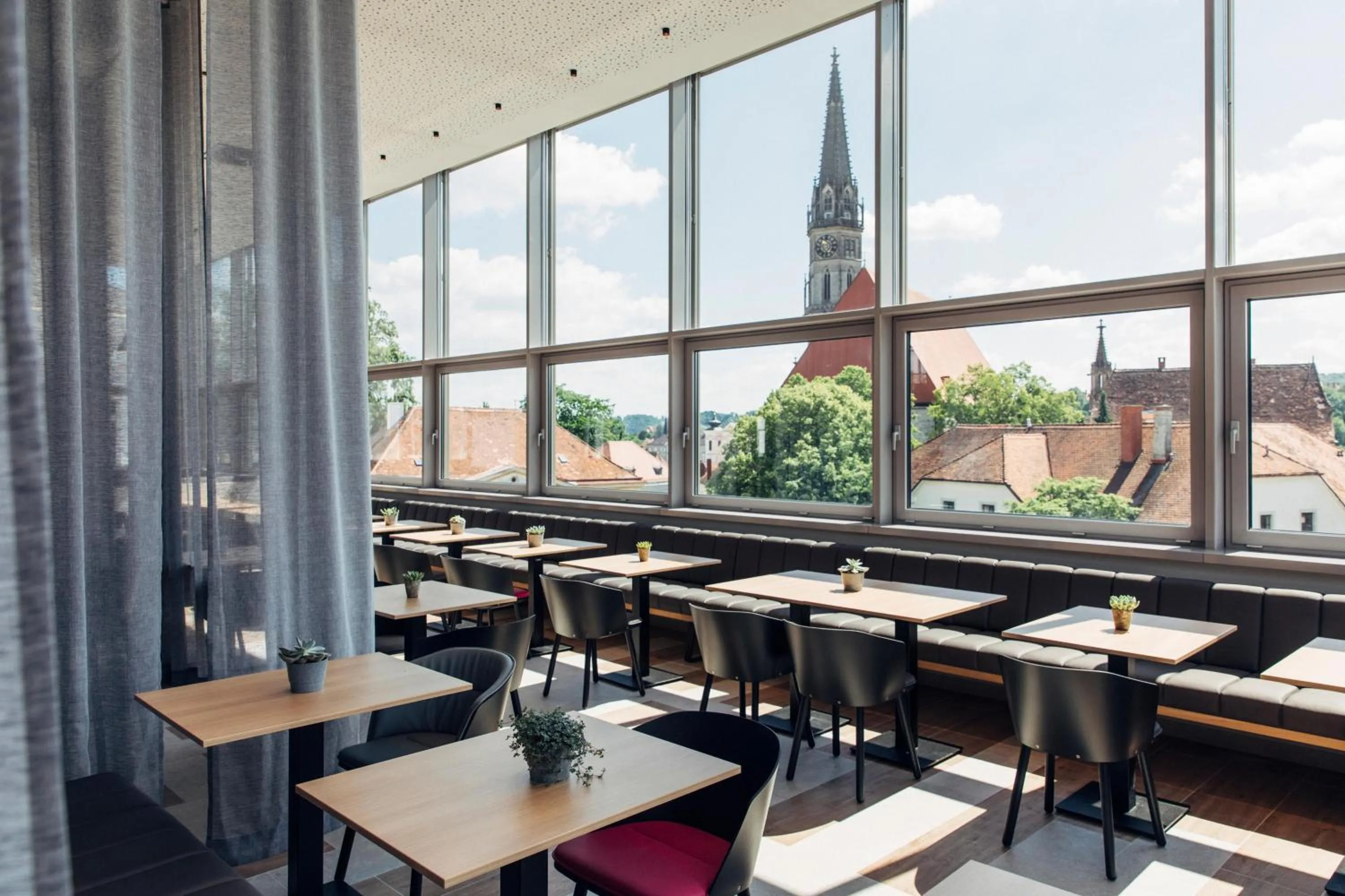 Restaurant/places to eat in harry's home Steyr hotel & apartments