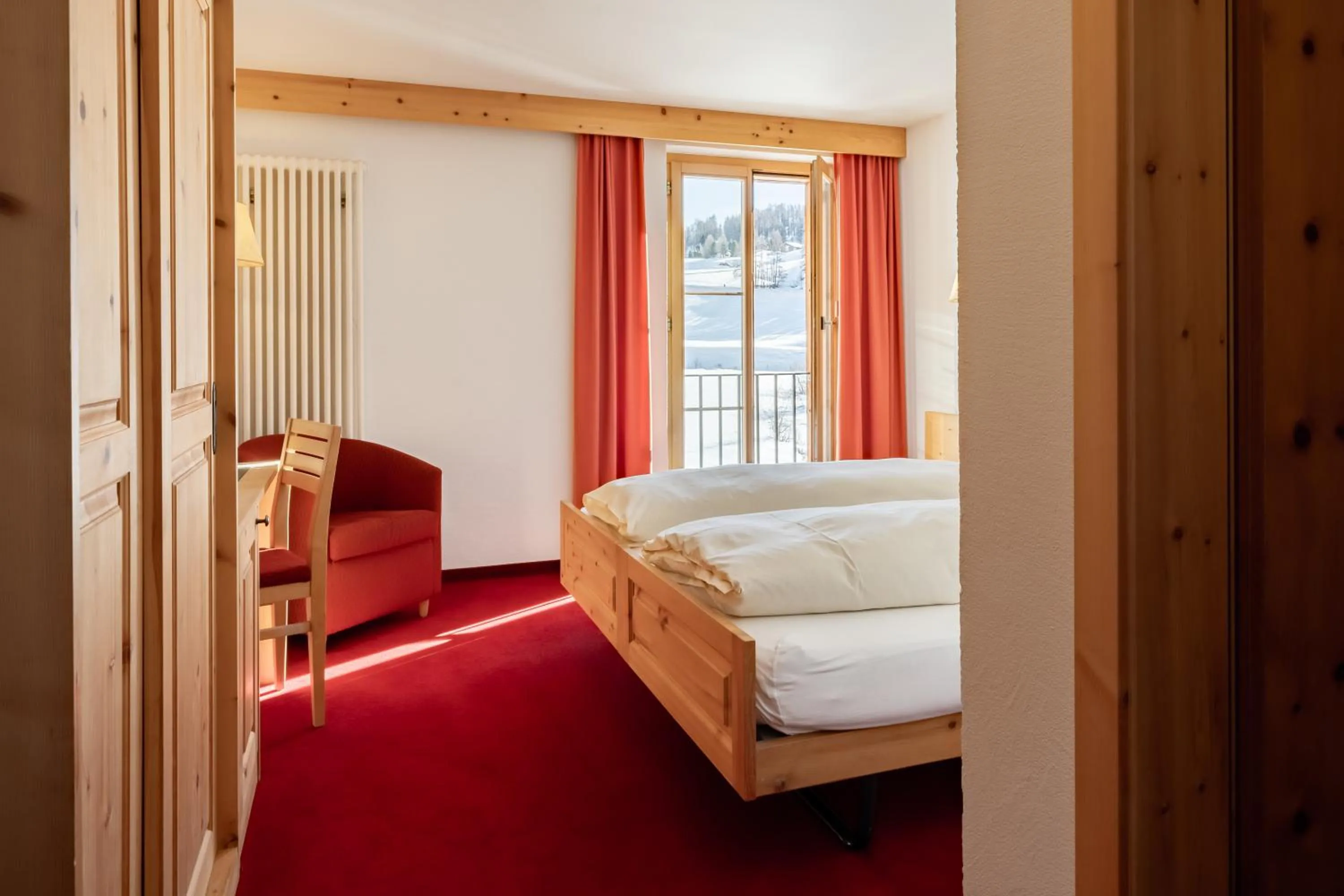 Bedroom, Bed in Hotel Chesa Pool