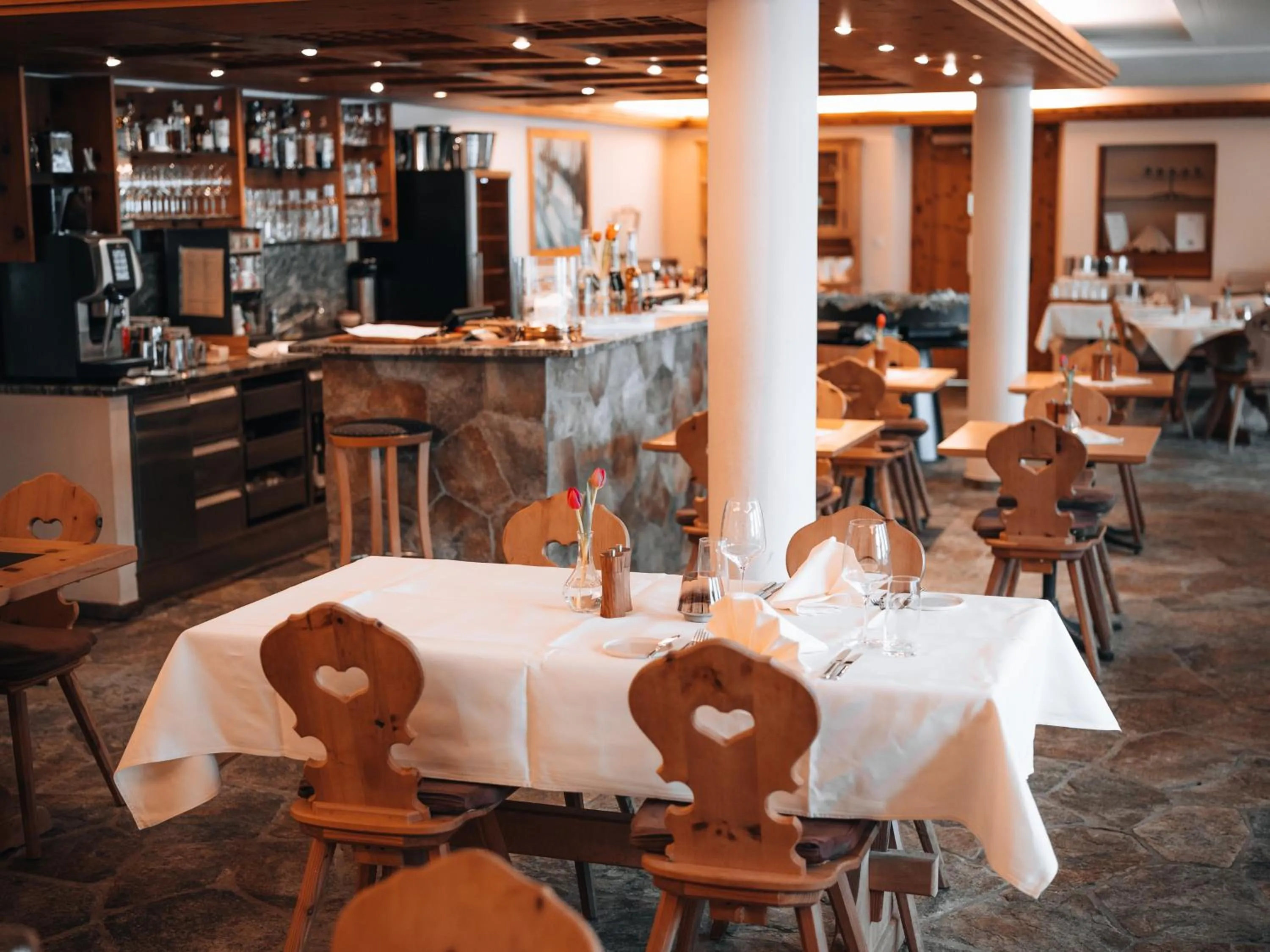 Restaurant/places to eat in Hotel Chesa Pool