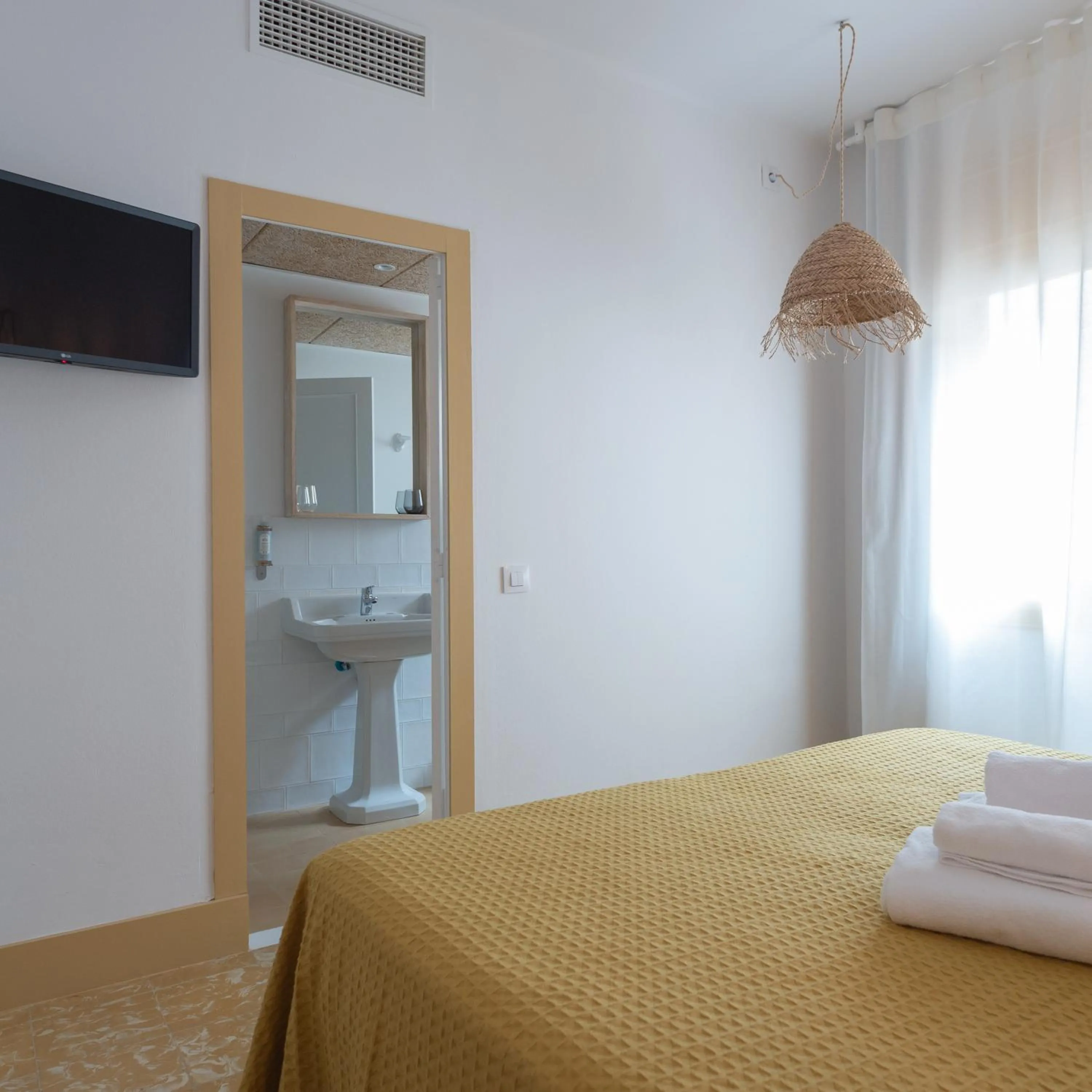 Bathroom, Bed in Hostal Sa Teula