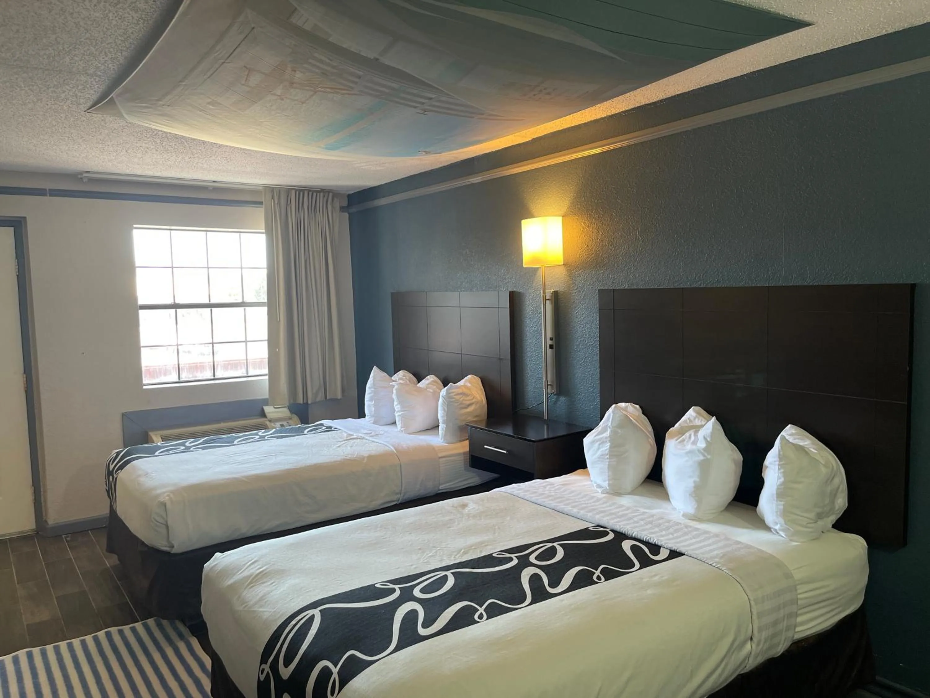 Bed in KINGS INN- Medical Downtown Midtown Memphis