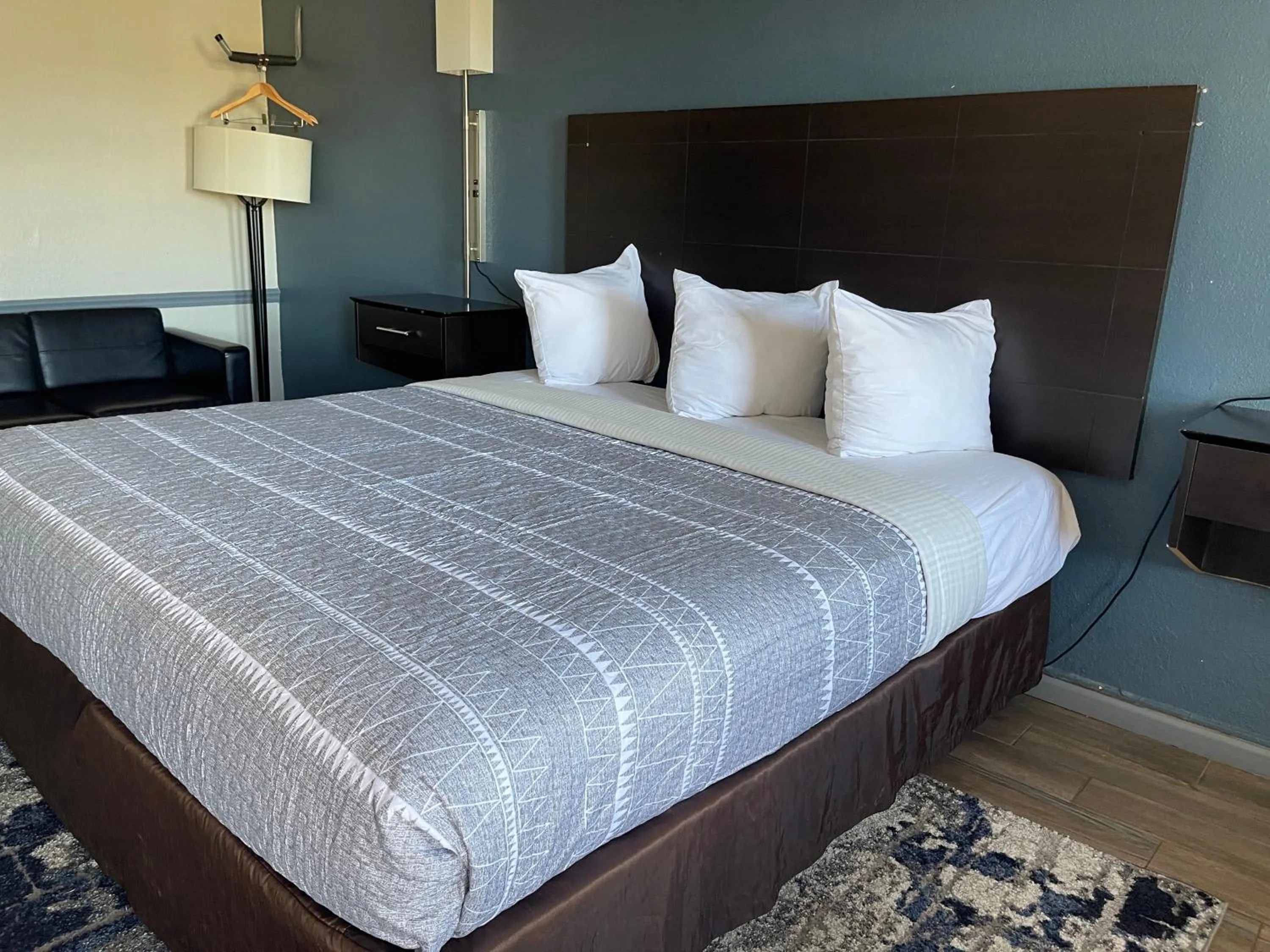 Bed in KINGS INN- Medical Downtown Midtown Memphis