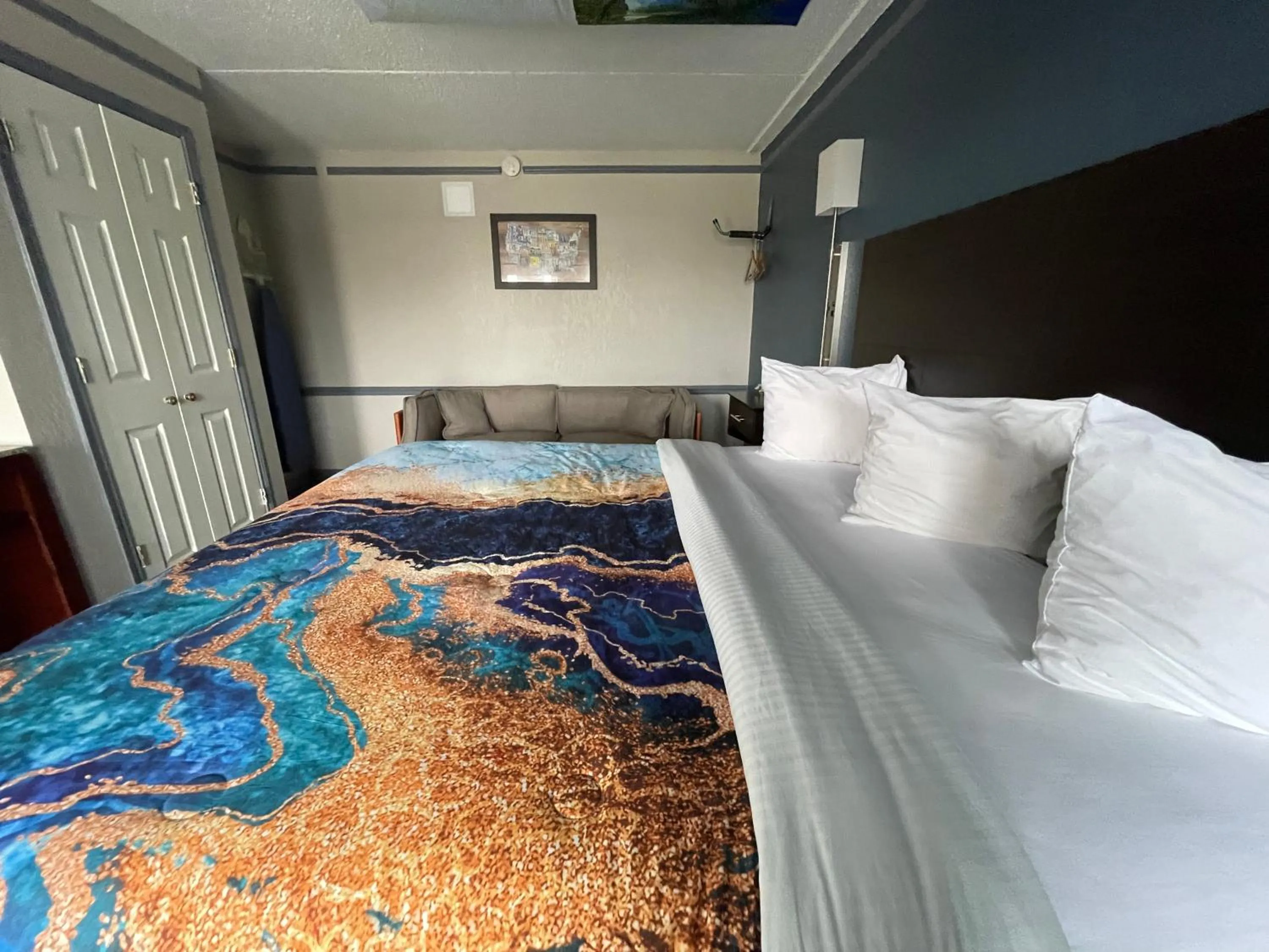 Bed in KINGS INN- Medical Downtown Midtown Memphis