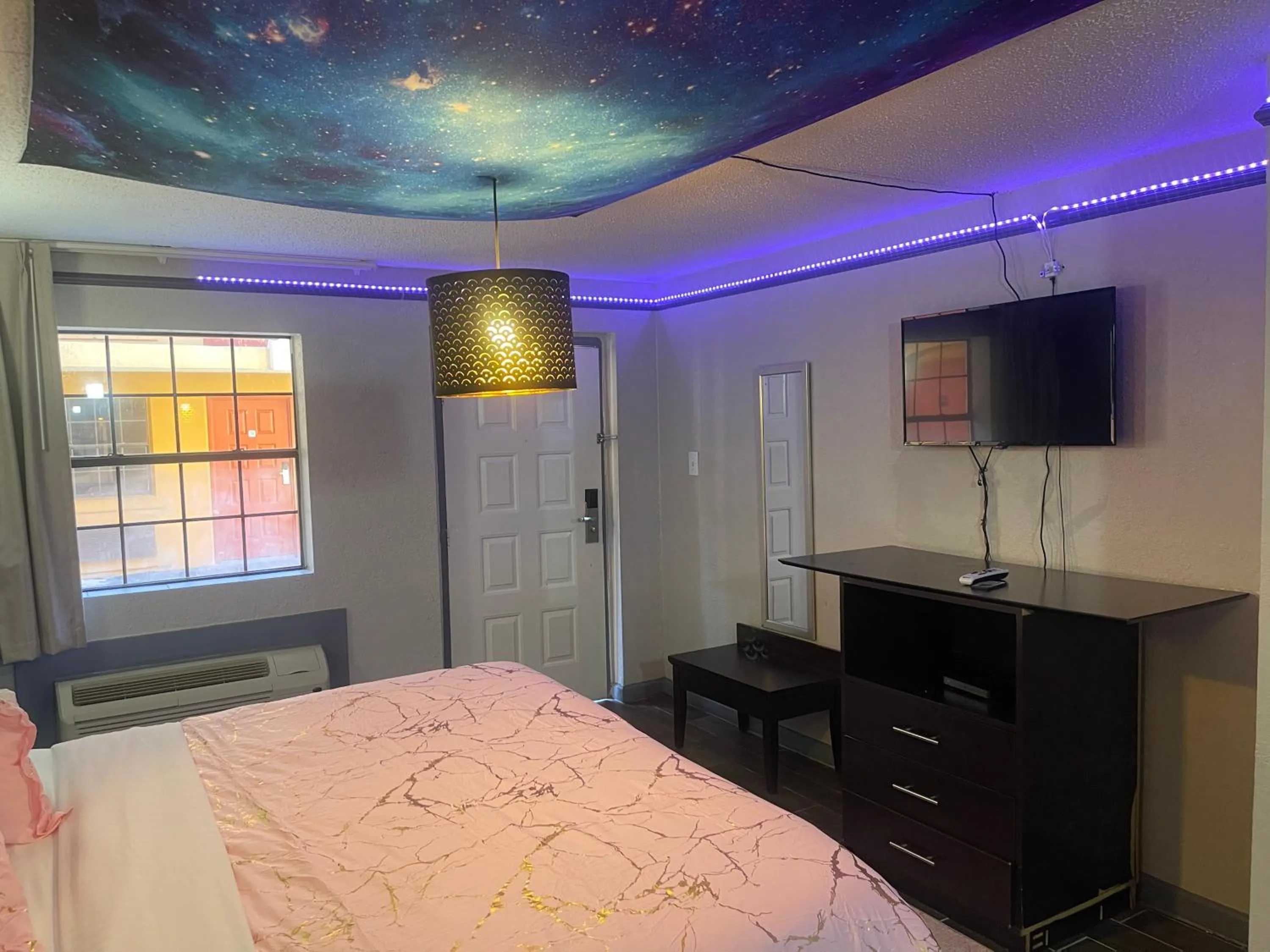 Bed in KINGS INN- Medical Downtown Midtown Memphis