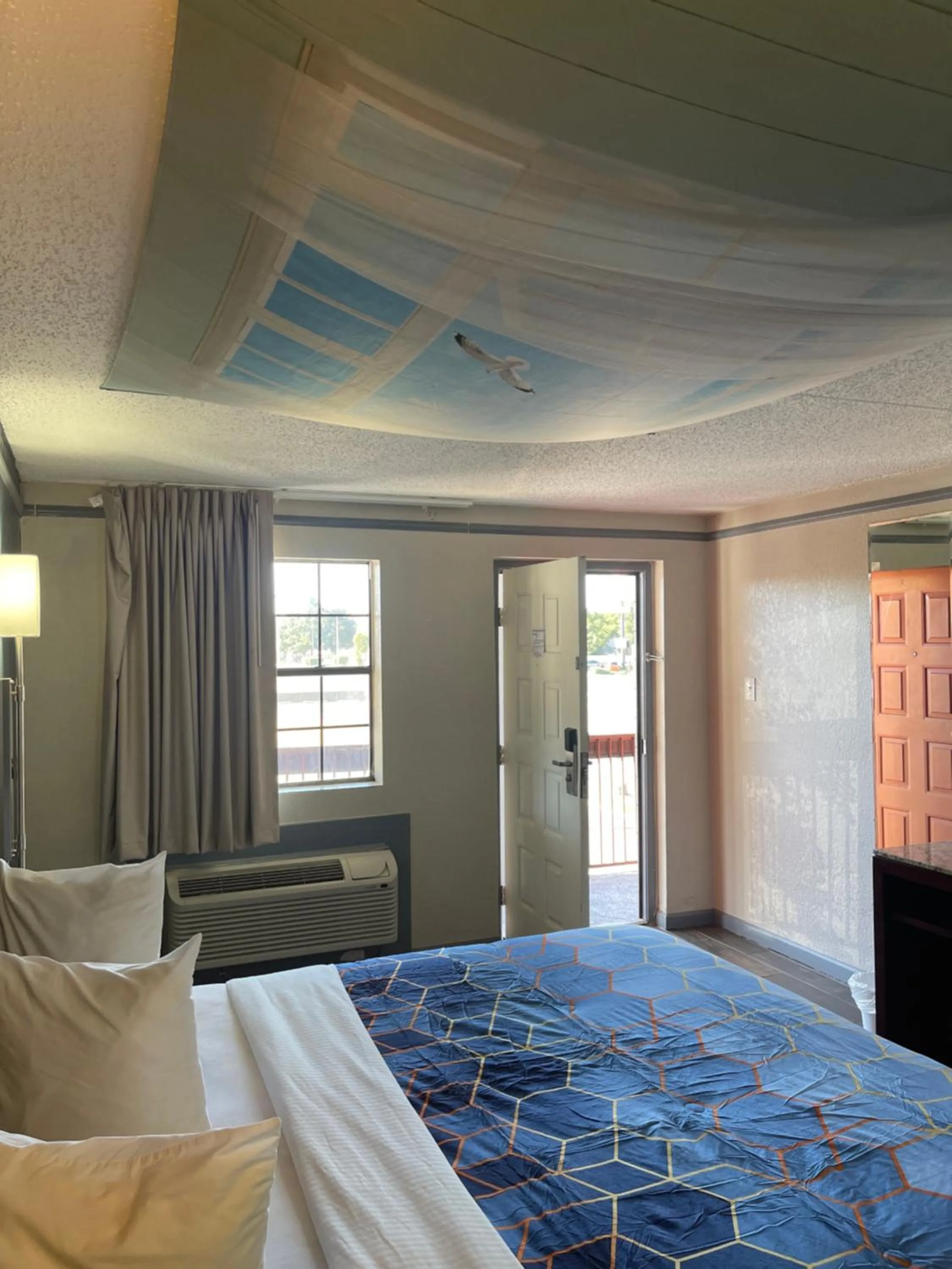 Bed in KINGS INN- Medical Downtown Midtown Memphis