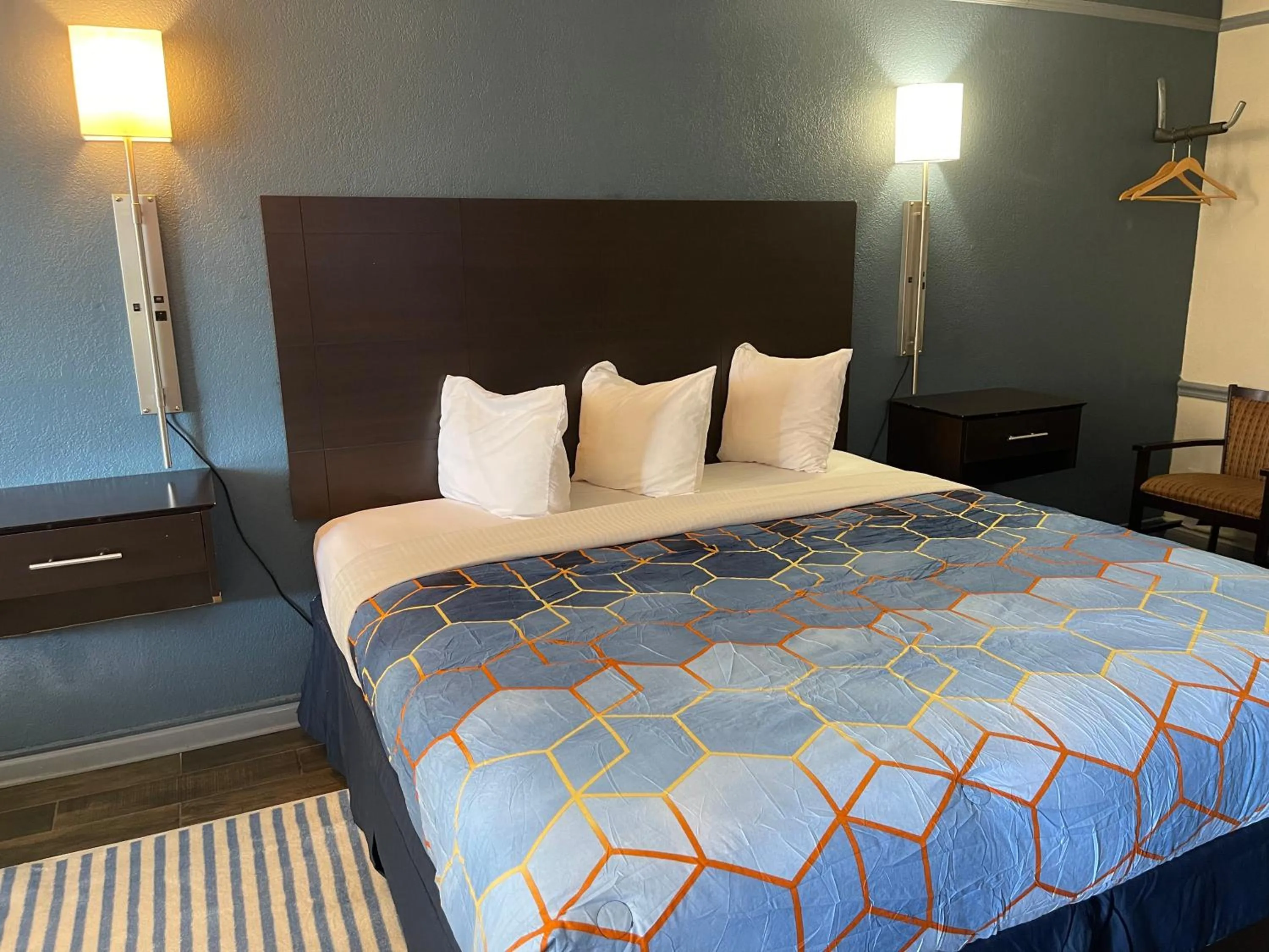 Bed in KINGS INN- Medical Downtown Midtown Memphis