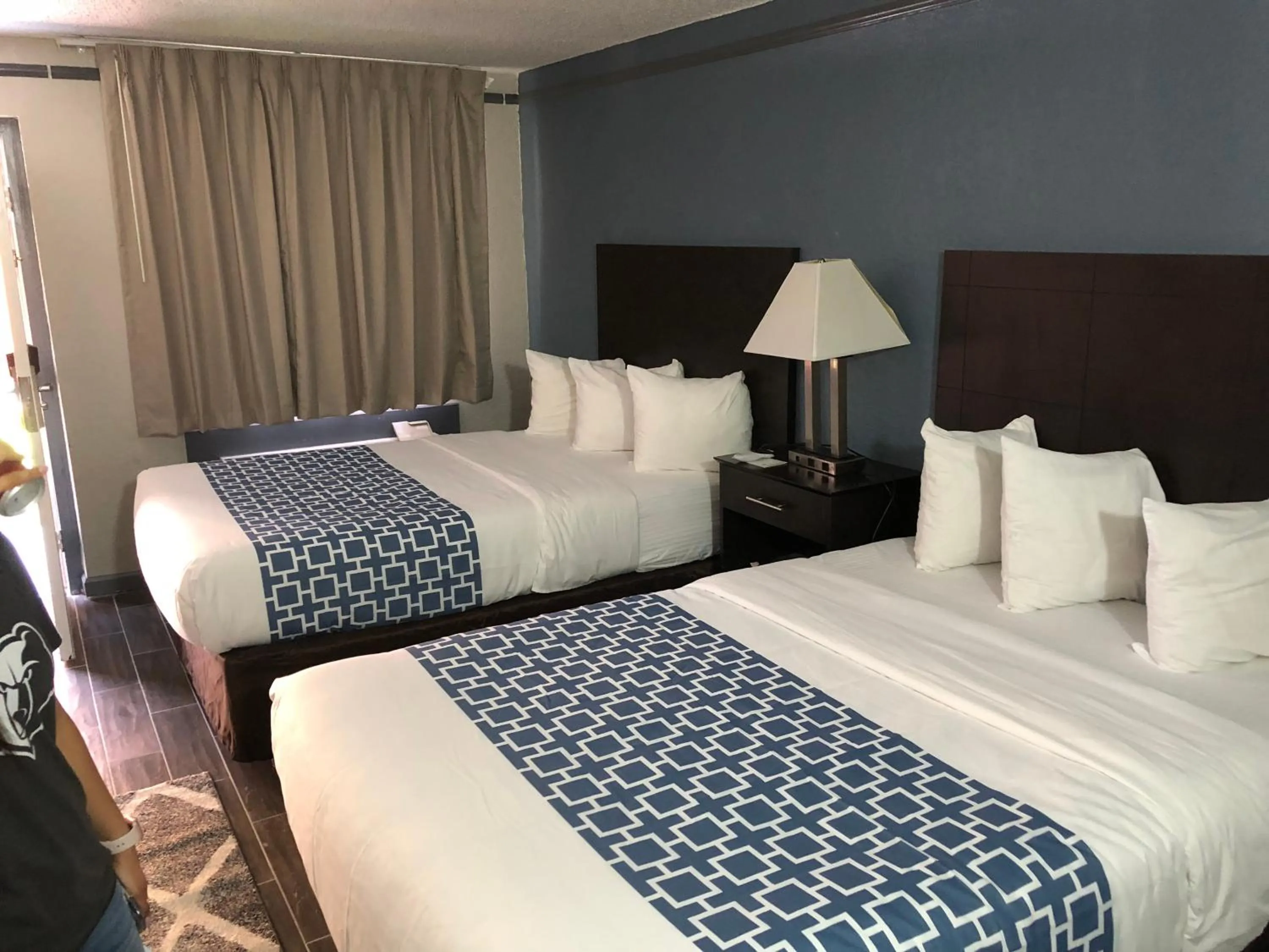 Bed in KINGS INN- Medical Downtown Midtown Memphis