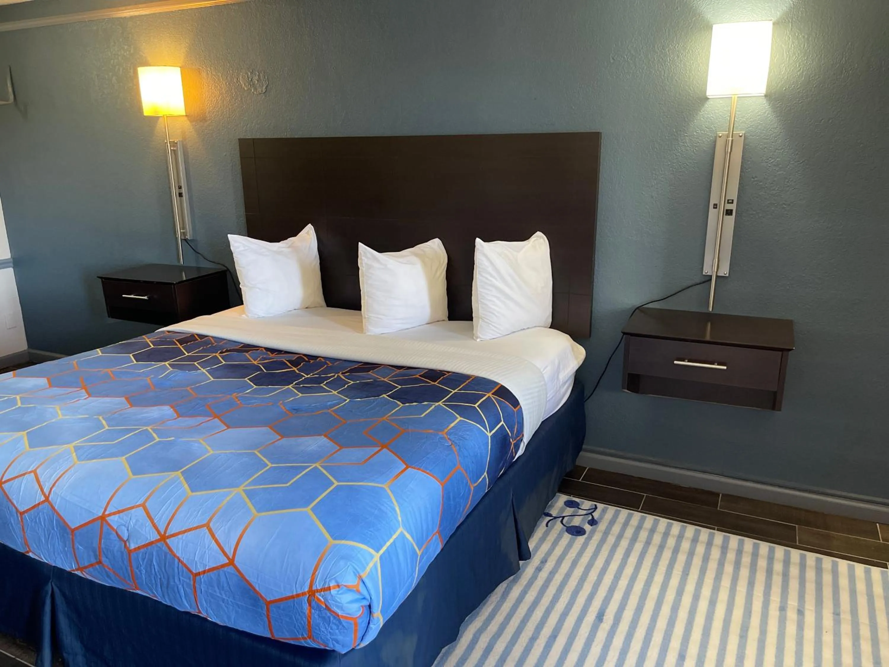Bed in KINGS INN- Medical Downtown Midtown Memphis