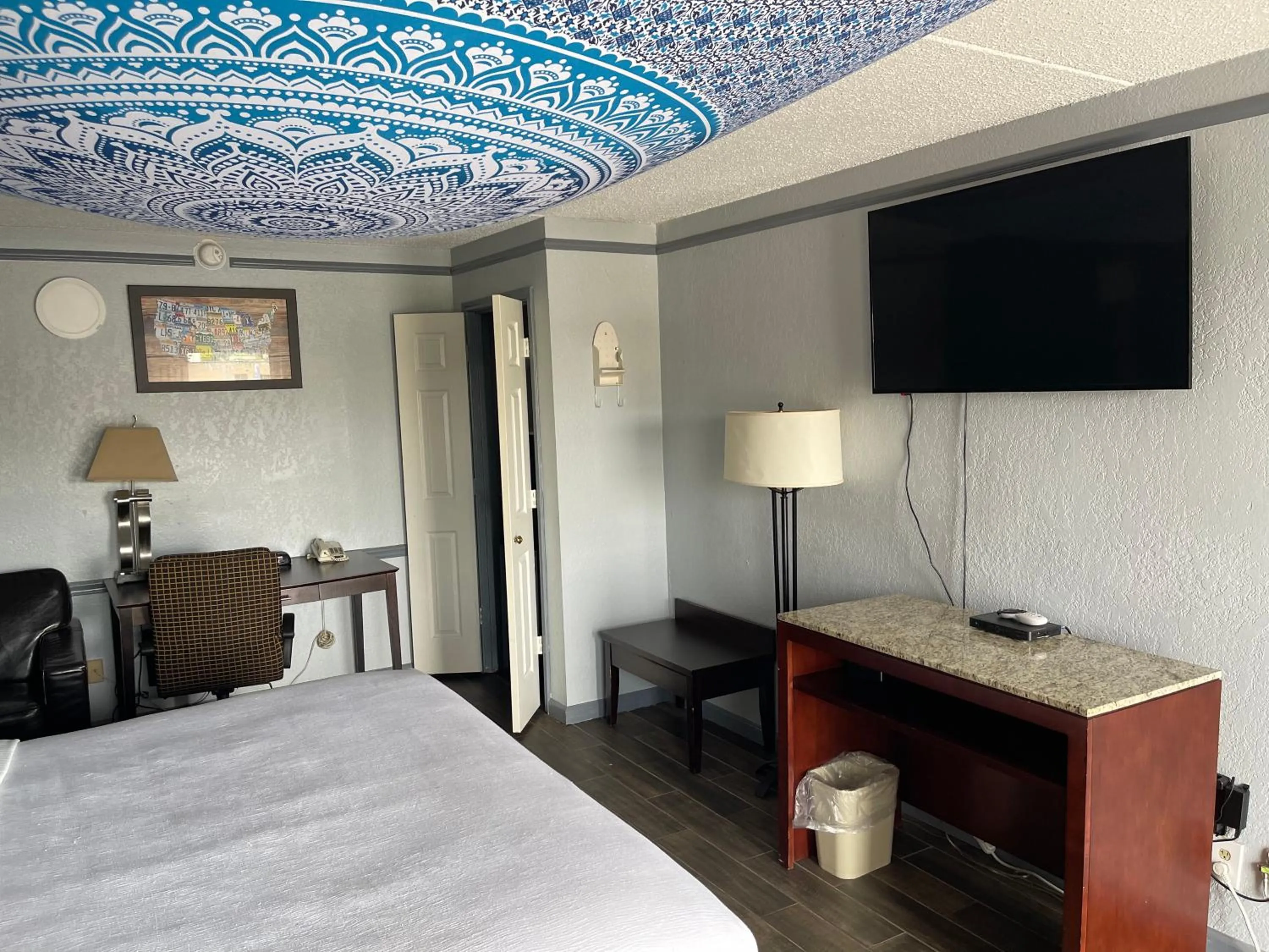 Bed in KINGS INN- Medical Downtown Midtown Memphis