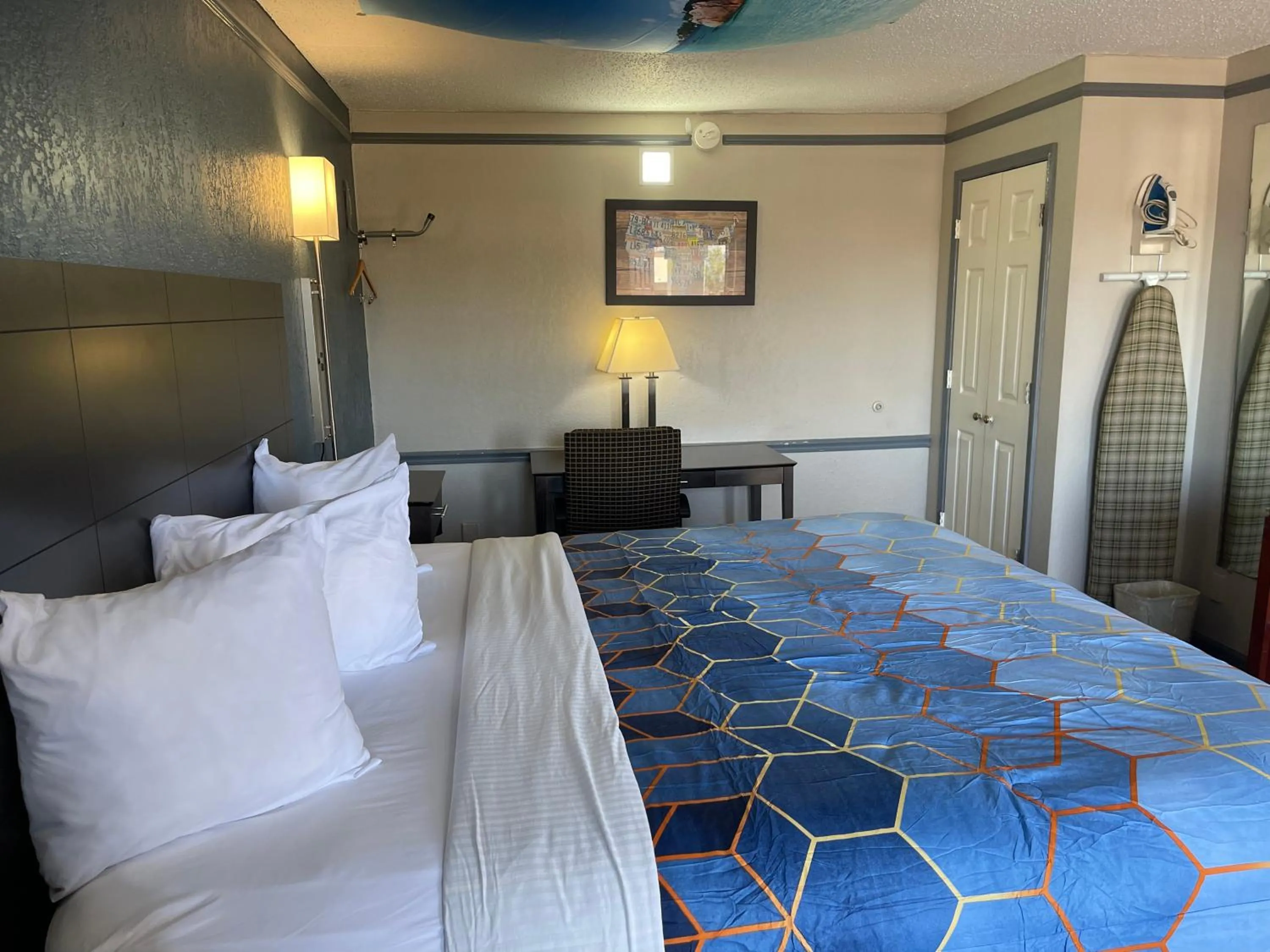 Bed in KINGS INN- Medical Downtown Midtown Memphis